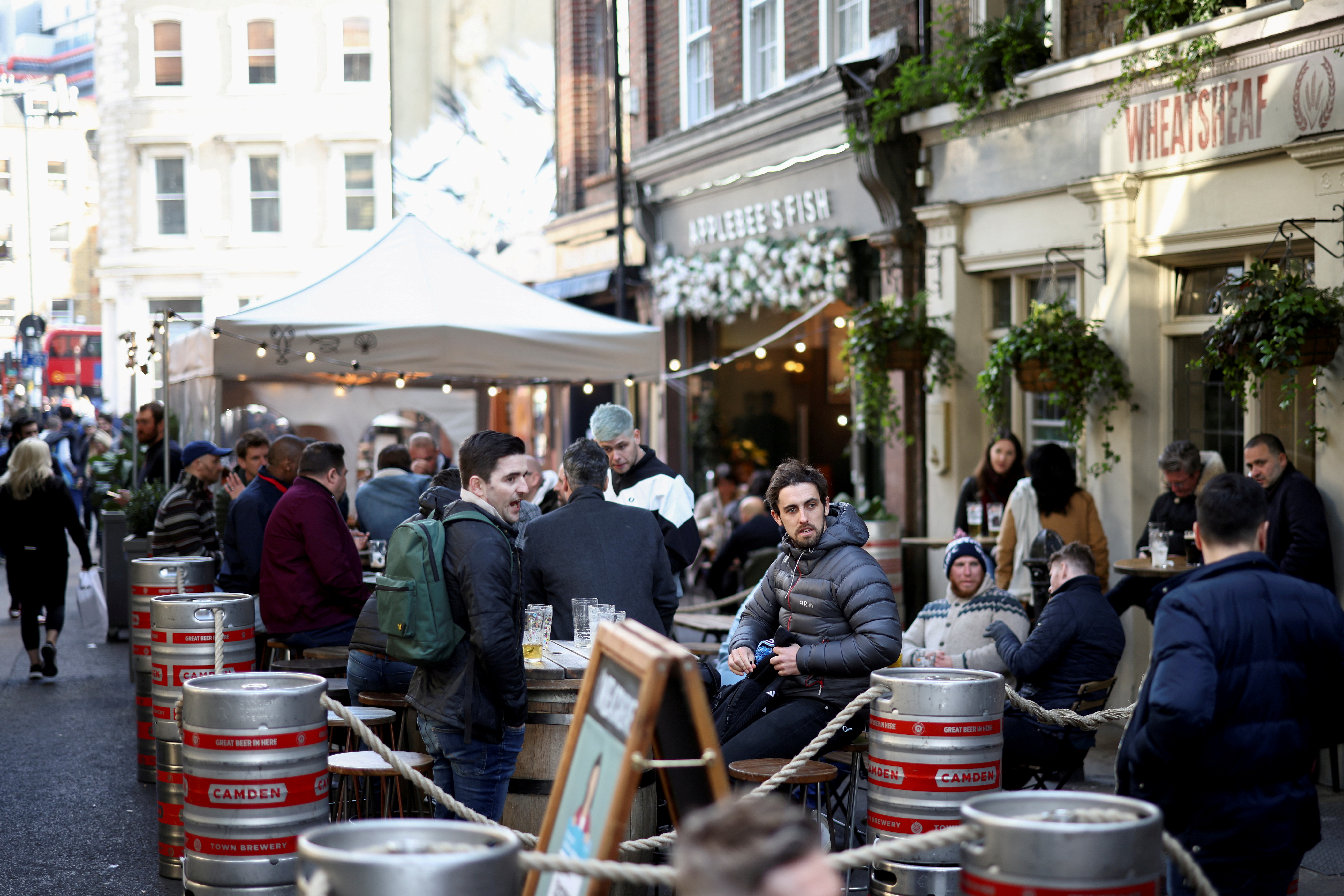 ФОТО ФИРМА: Луѓето пијат на терасата од еден бар, бидејќи олеснуваат ограничувањата за коронавирусната болест (КОВИД-19), во Лондон, Велика Британија, на 16 април 2021 година. Ројтерс / Хенри Николс