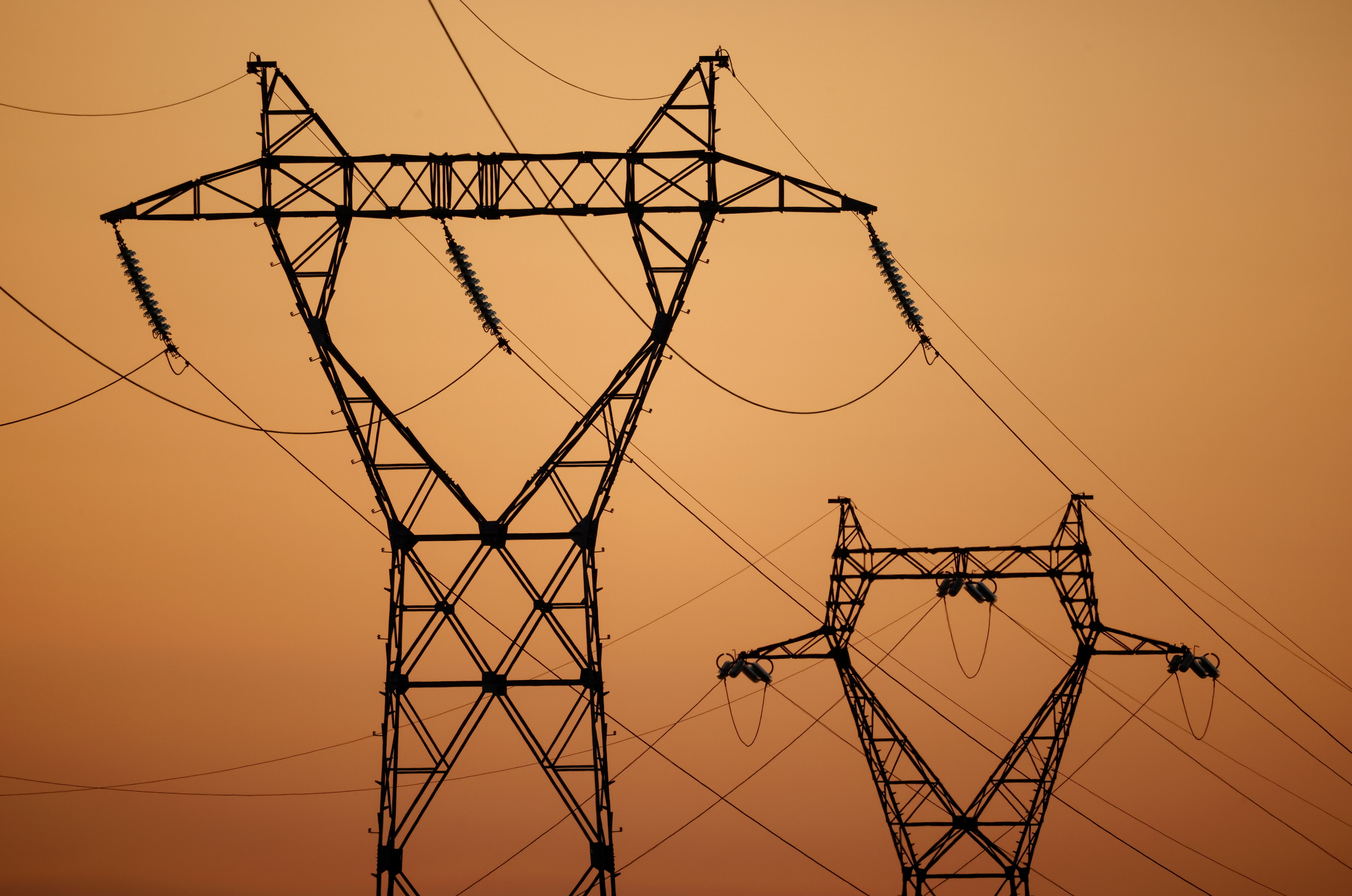 Des piliers de lignes électriques à haute tension sont vus au coucher du soleil le 29 mars 2021 à l'extérieur de la ville de Nantes, en France.  REUTERS / Stéphane Mahé