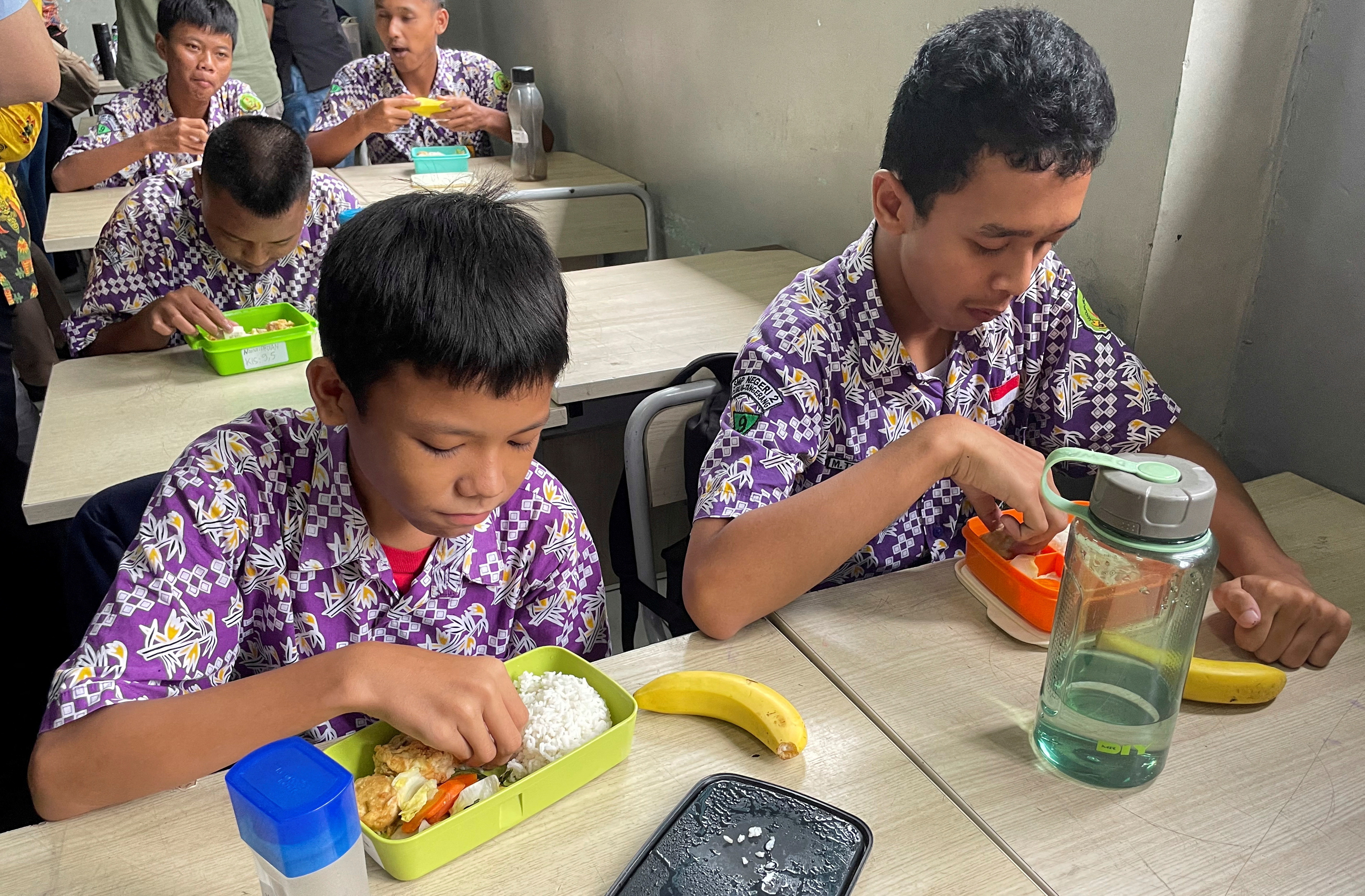 Trial of free-lunch program for students in Tangerang