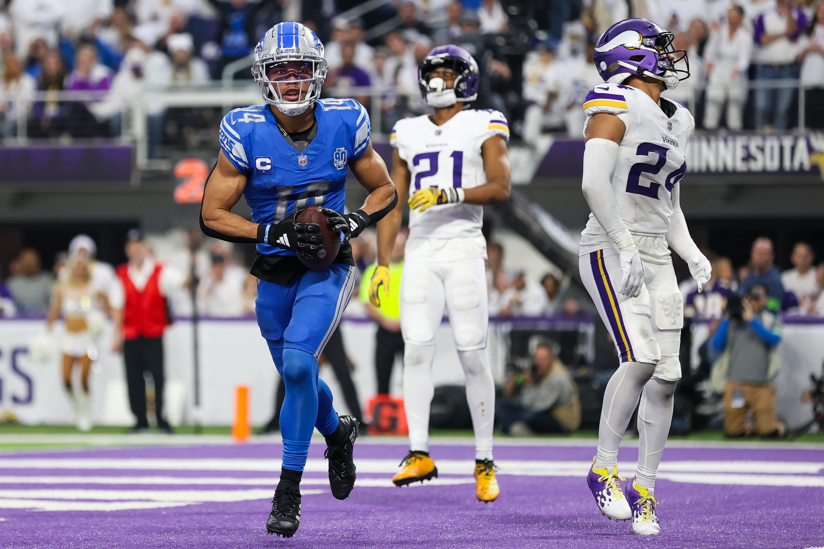 Lions hold off Vikings, clinch NFC North | Reuters