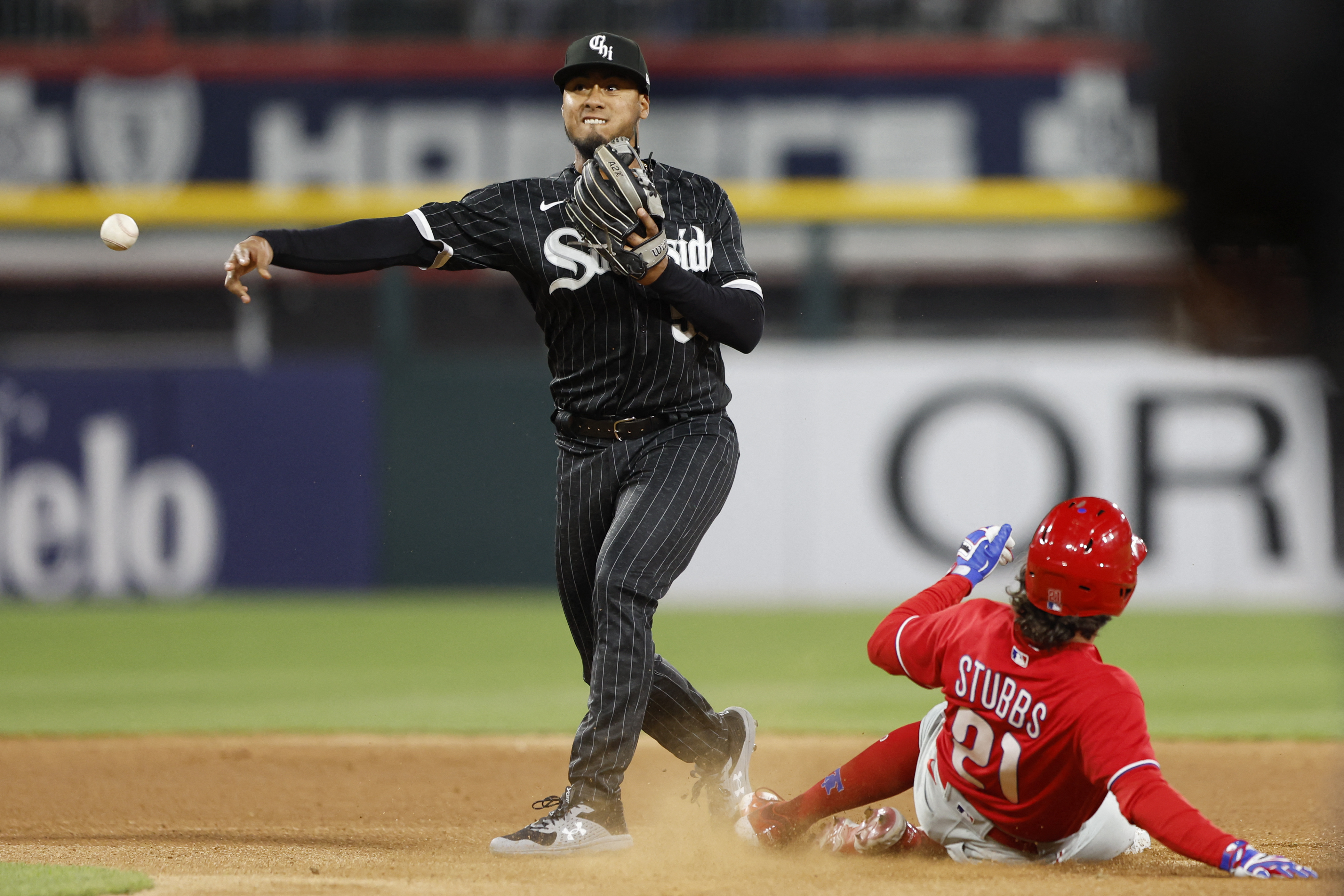 One-hitter gives White Sox doubleheader split with Phillies (with box  scores)
