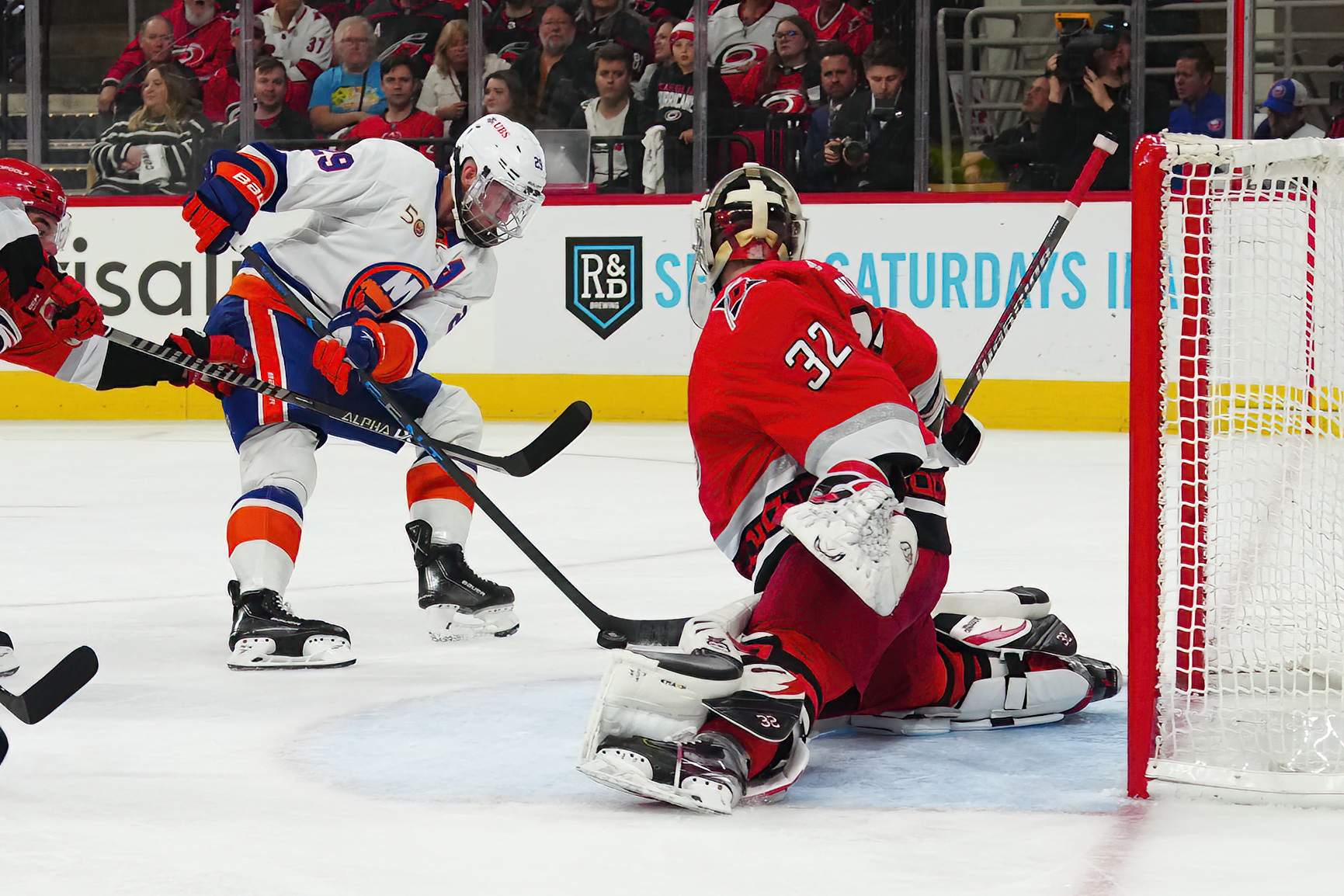 Islanders Keep Season Alive, Edge Hurricanes | Reuters