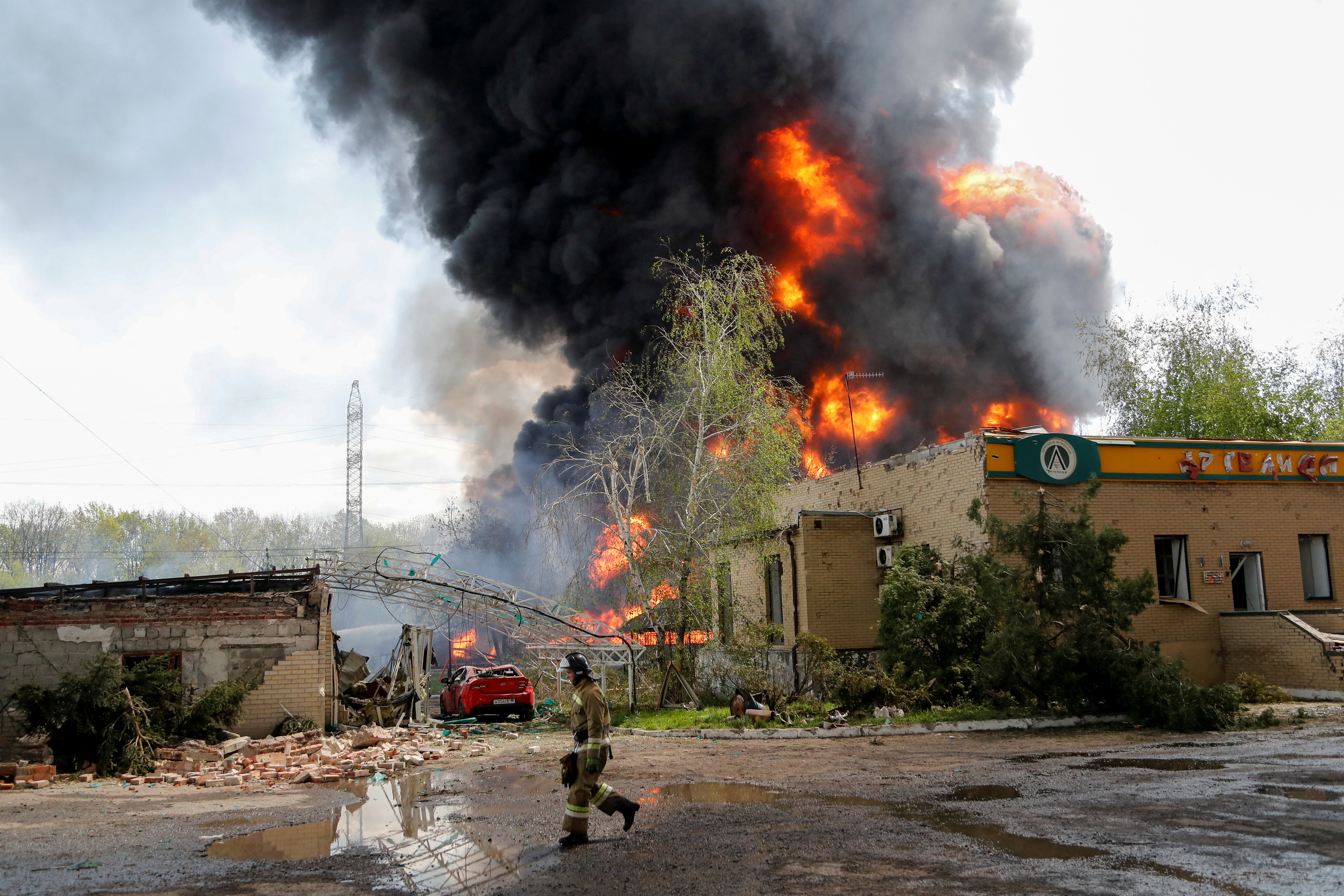 El humo se eleva sobre un almacenamiento de petróleo en Donetsk