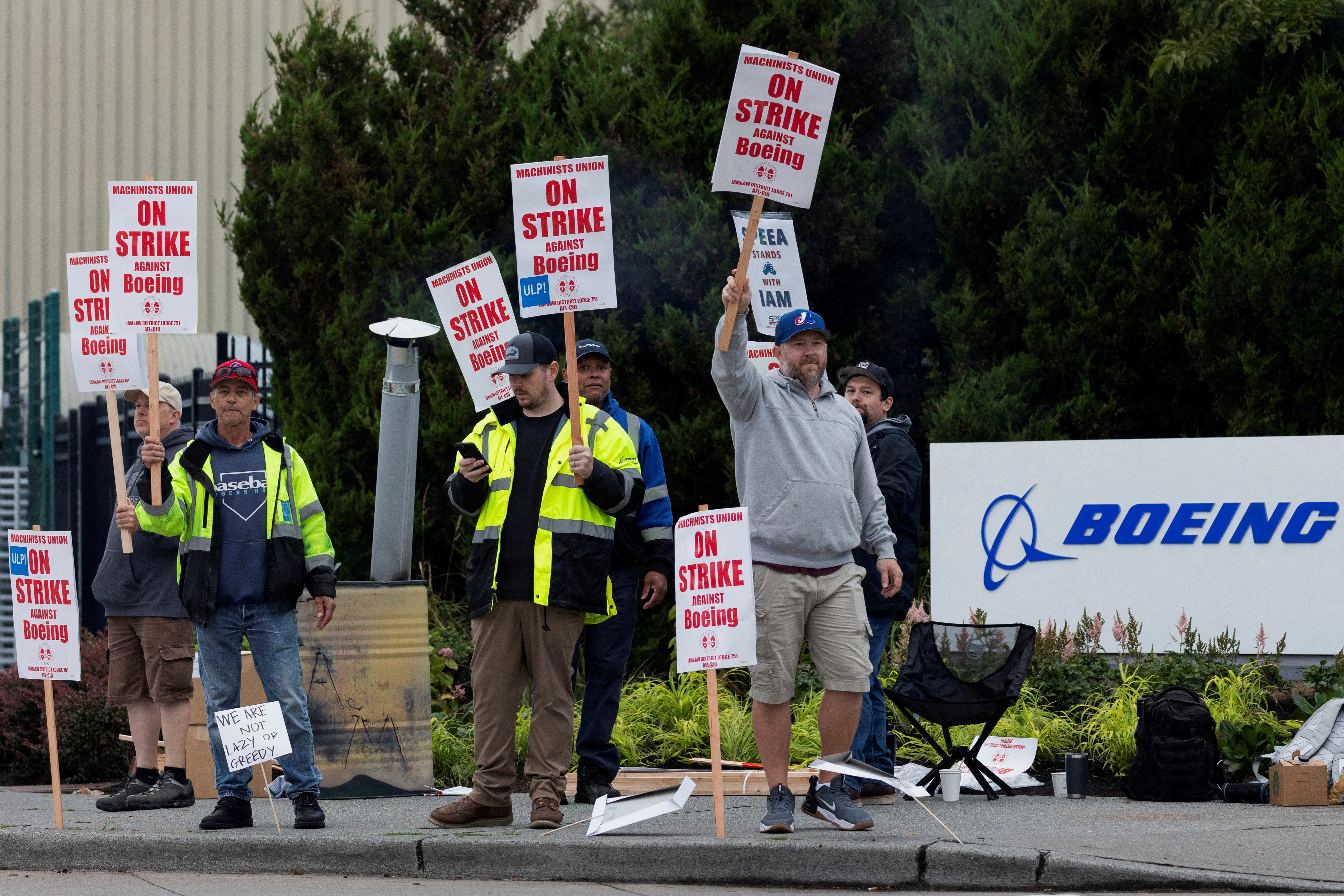 Boeing factory workers gather on picket lines in Washington state on first day of strike eiqrqiehitinv