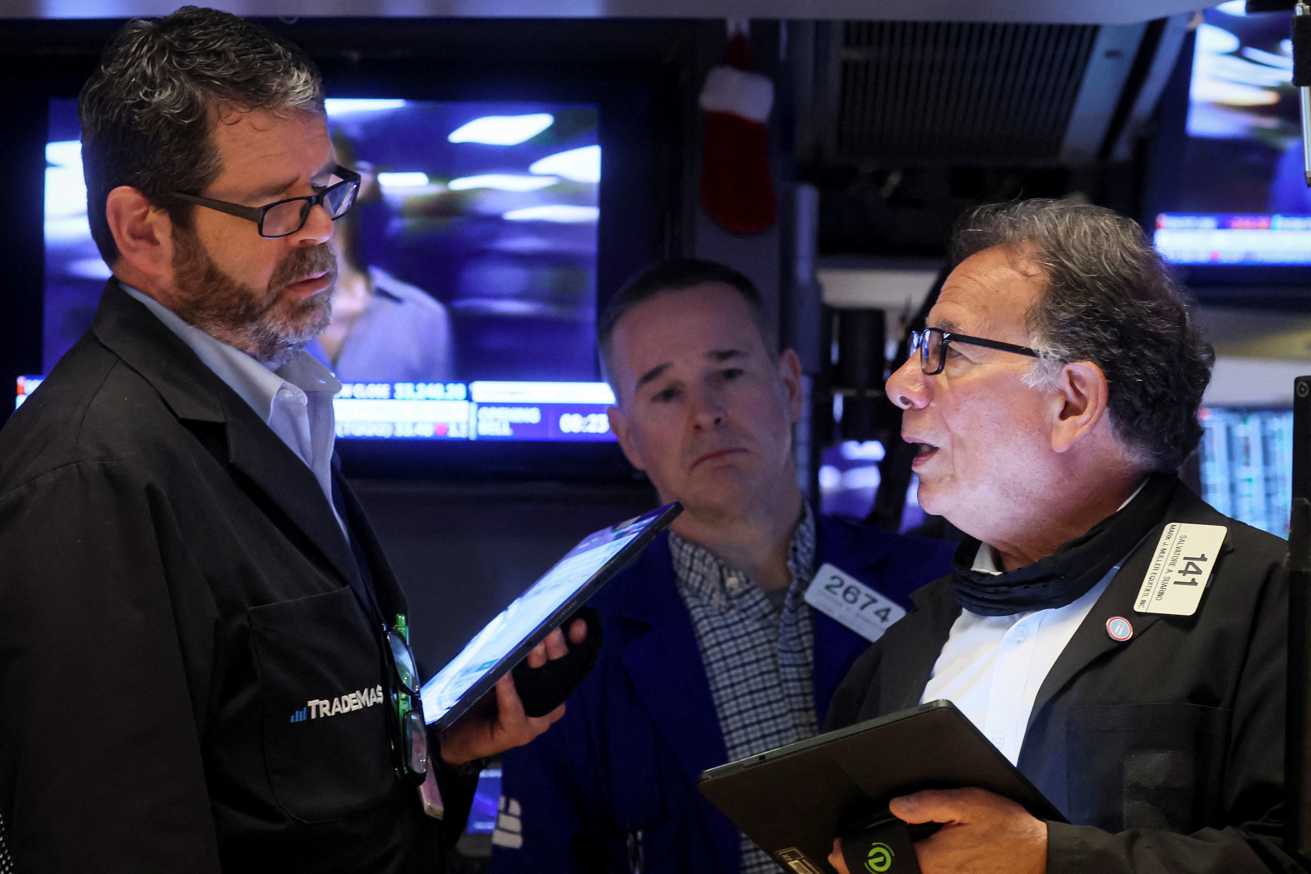 Los operadores trabajan en el piso de la NYSE en Nueva York