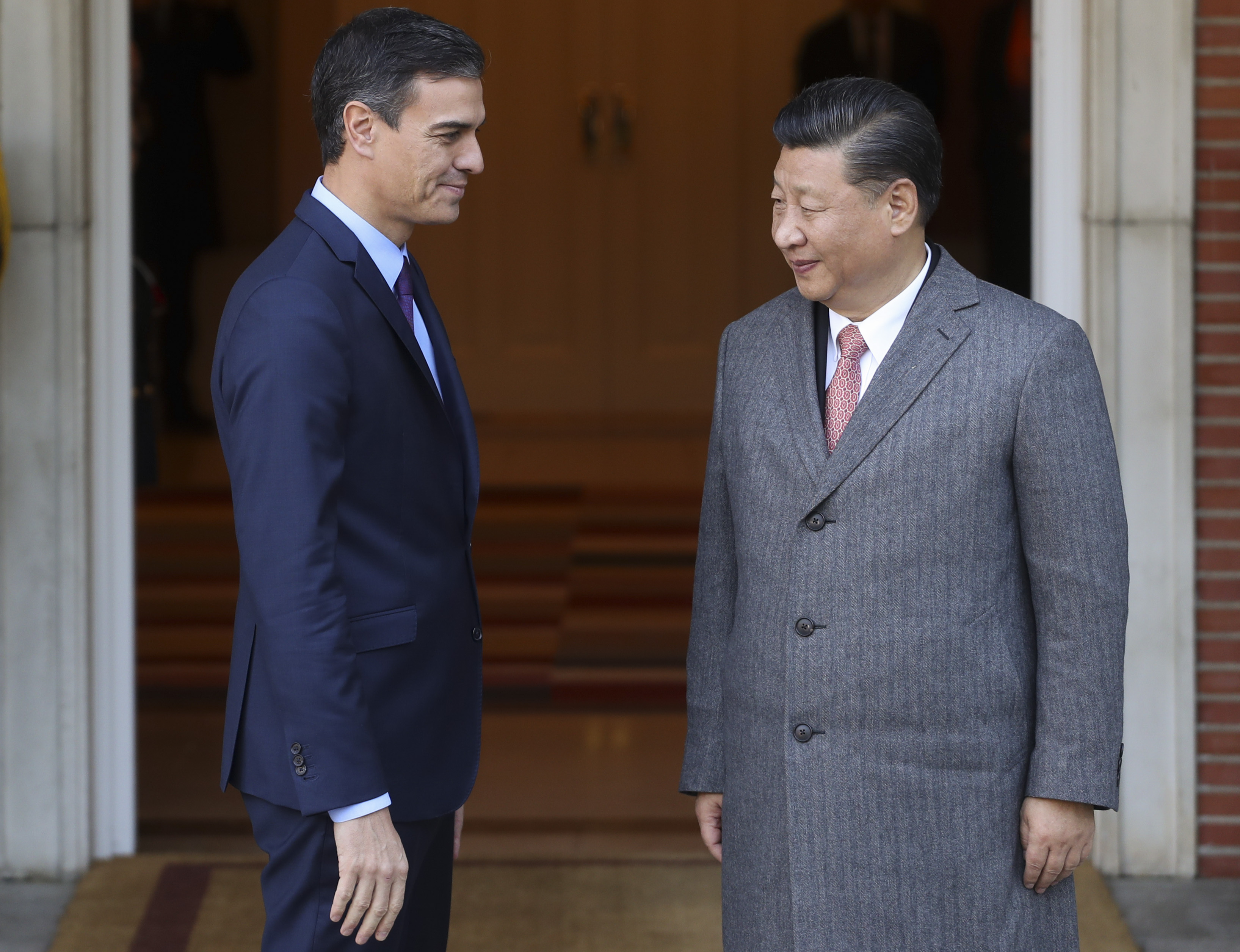 China's President Xi Jinping stands next to Spain's Prime Minister Pedro Sanchez as he arrived for a meeting at the Moncloa palace in Madrid