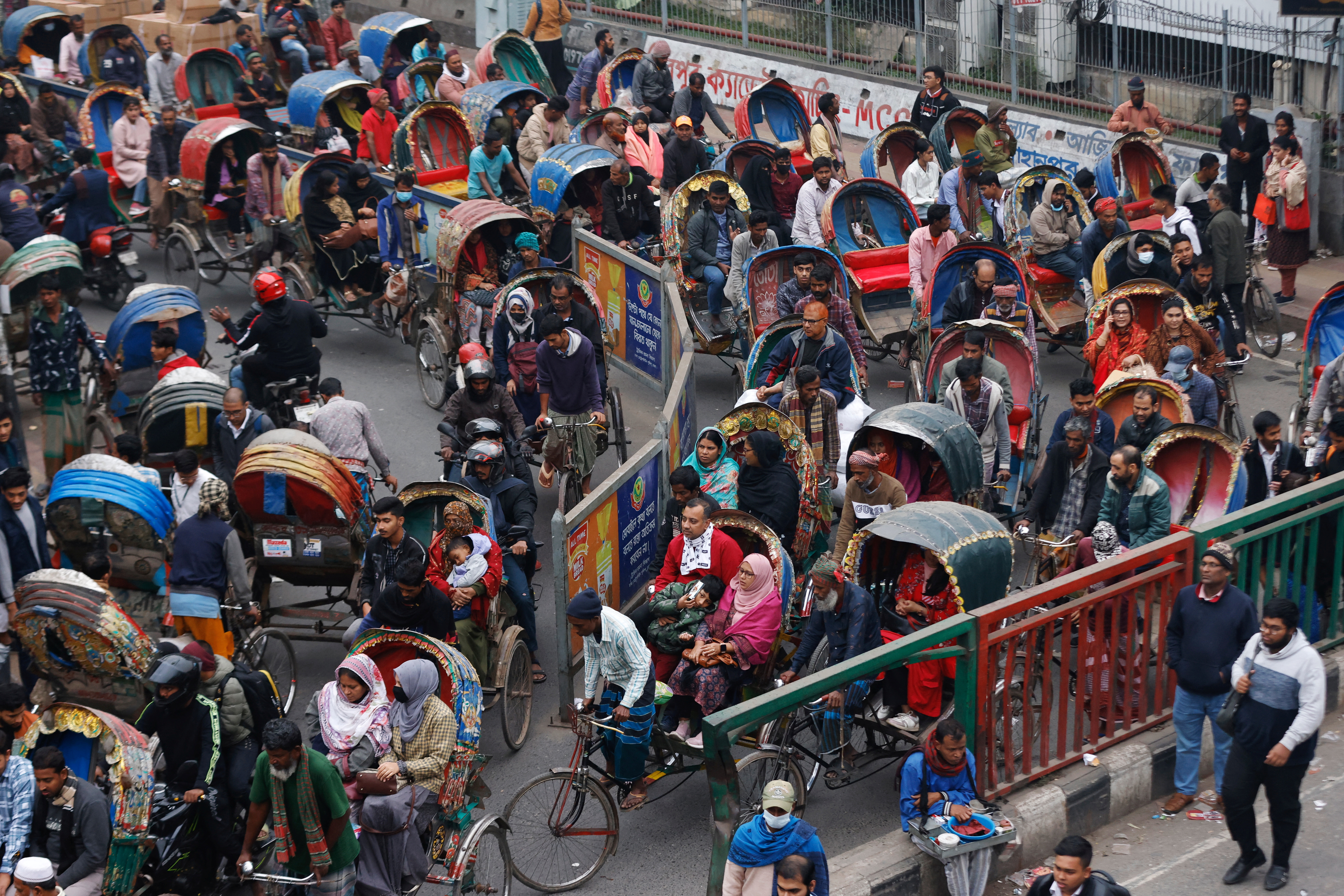 アングル:バングラの太陽光発電が急成長、雇用拡大に期待