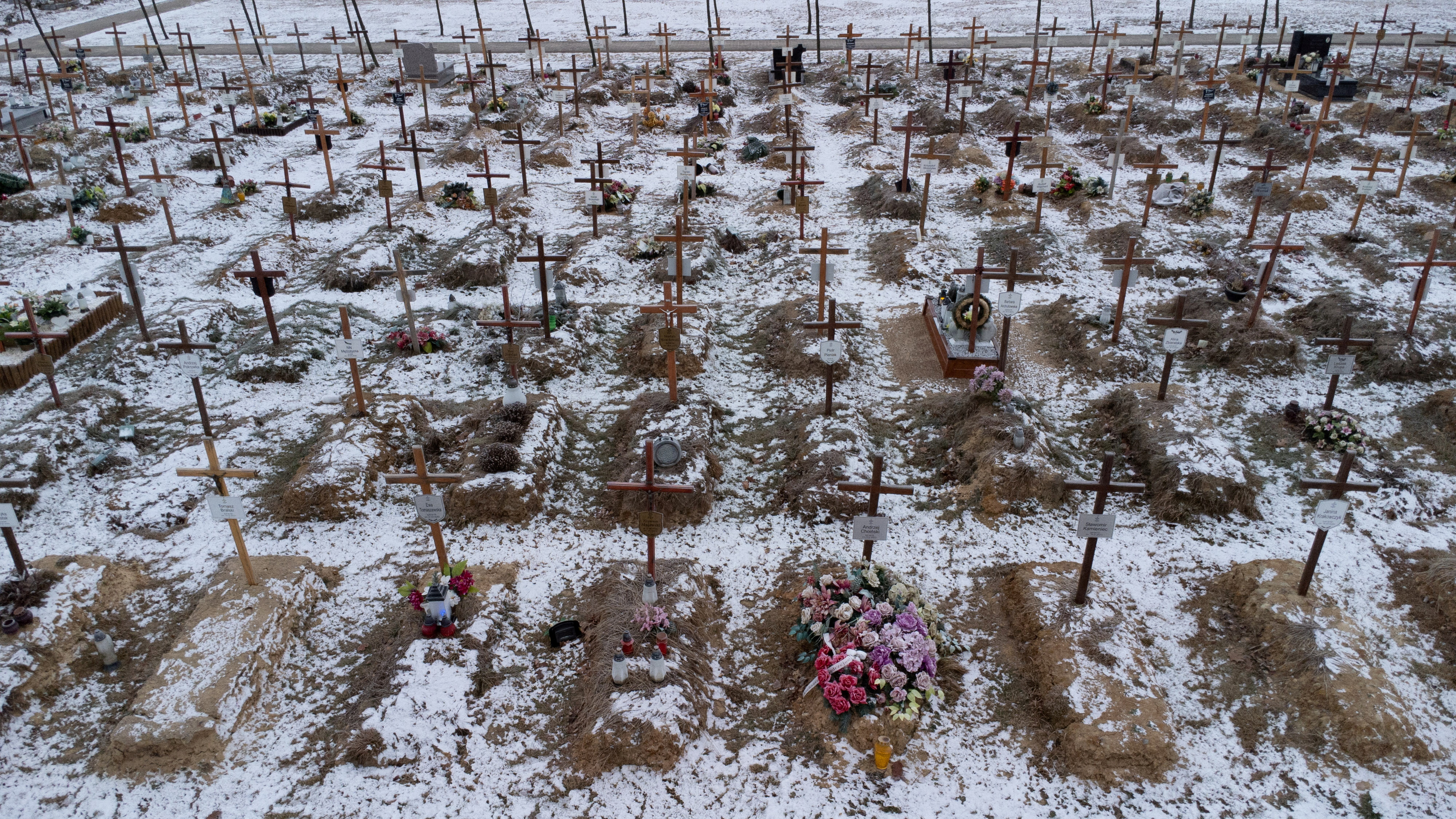Bird's eye view of the new graves at the cemetery, amid the coronavirus disease (COVID-19) pandemic, in Antoninow, Poland January 11, 2022.  REUTERS/Kacper Pempel/File Photo