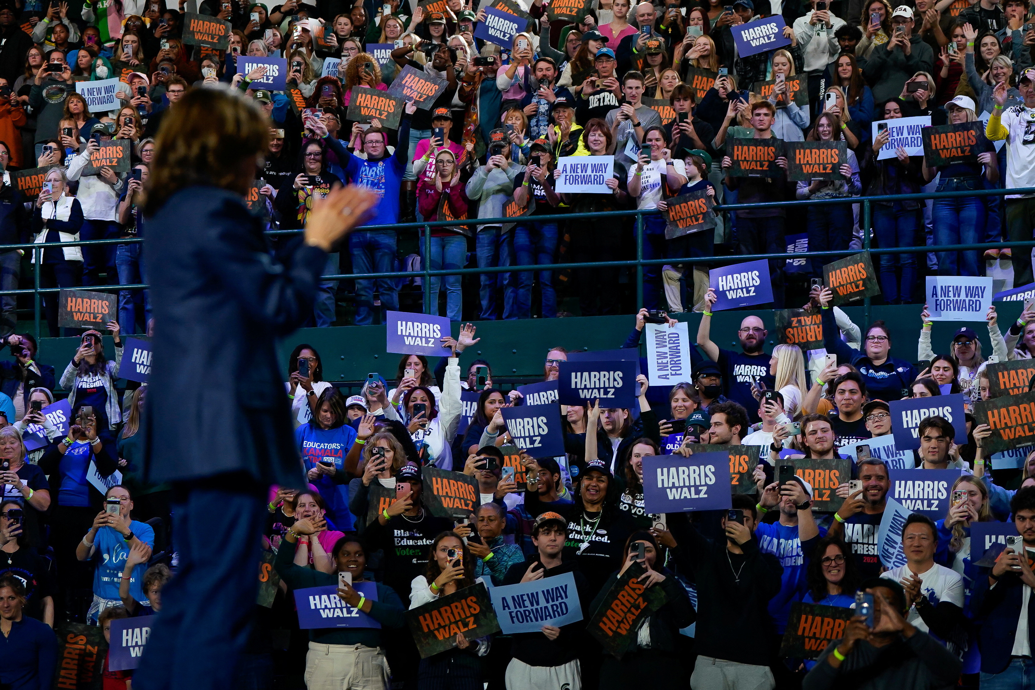 La candidata presidencial demócrata Kamala Harris, vicepresidenta de Estados Unidos, hace campaña en Michigan