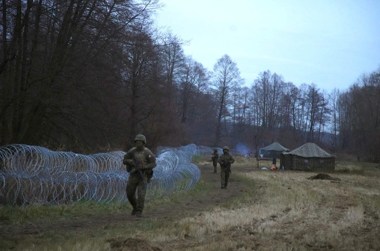 Polske soldater patruljerer grænsen mellem Polen og Hviderusland på ukendt sted i Polen, på dette fotografi udgivet af det polske forsvarsministerium, 10. november 2021. MAN/Uddeling via REUTERS