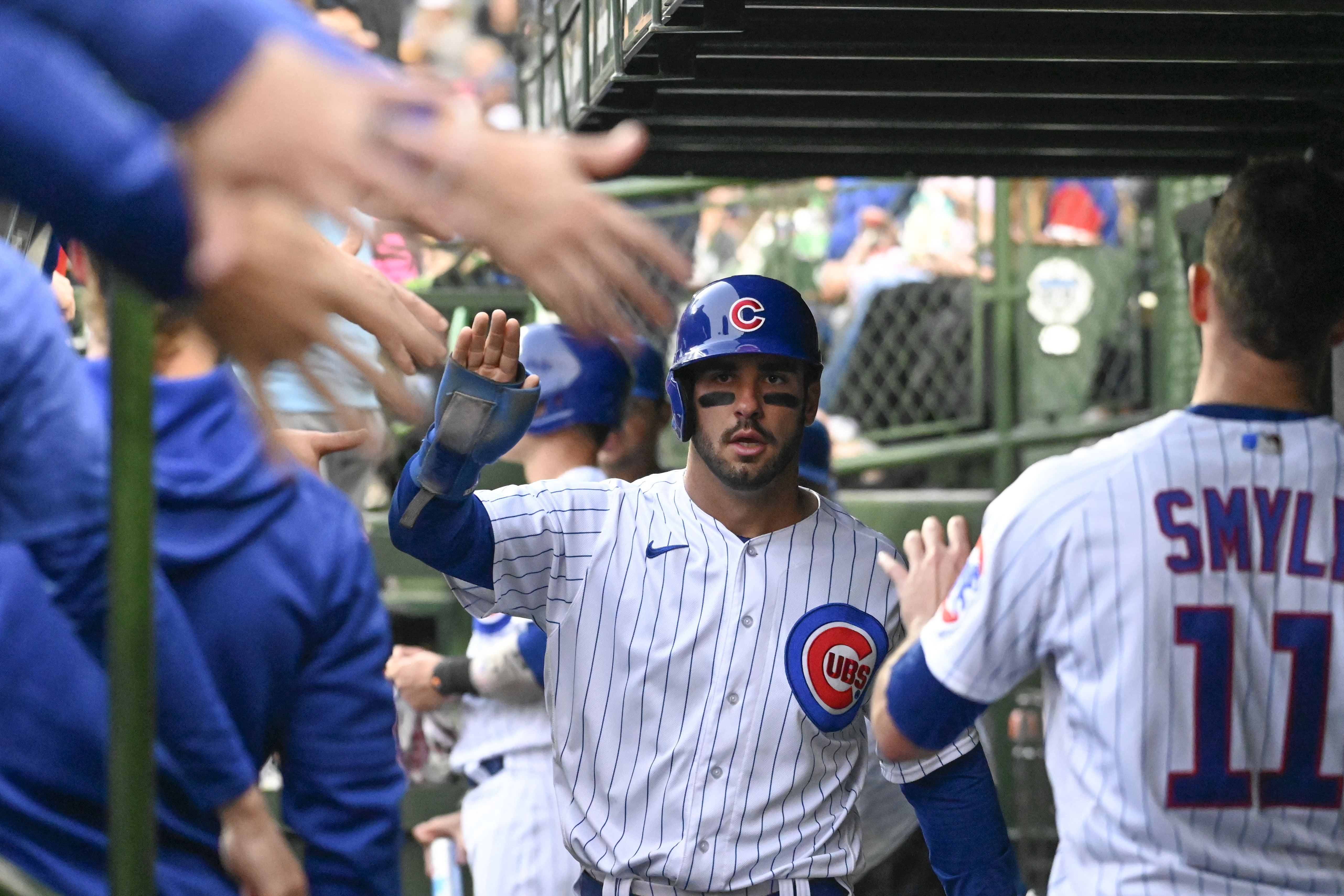 Cubs use 6-run inning to dispatch Pirates