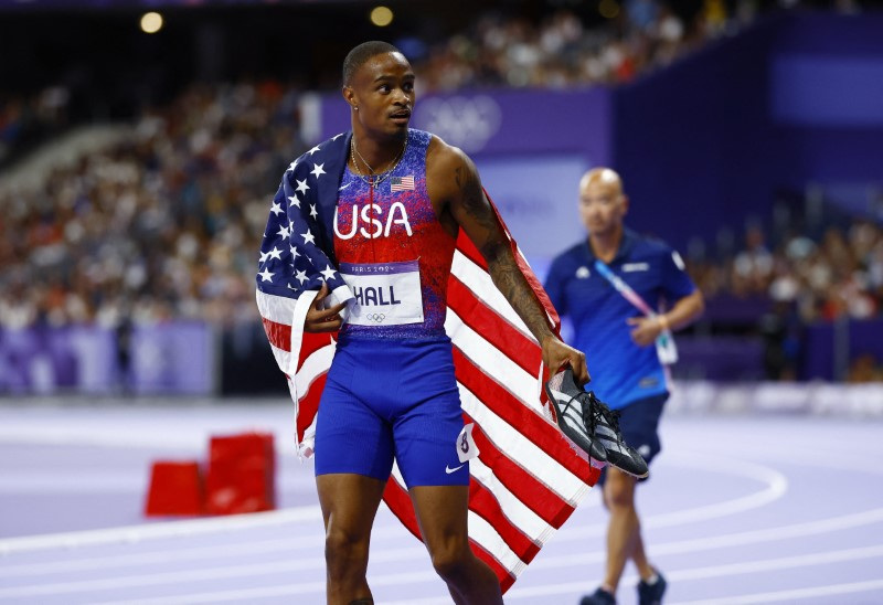 Athletics-Fast-finishing Hall grinds out 400m gold for US | Reuters