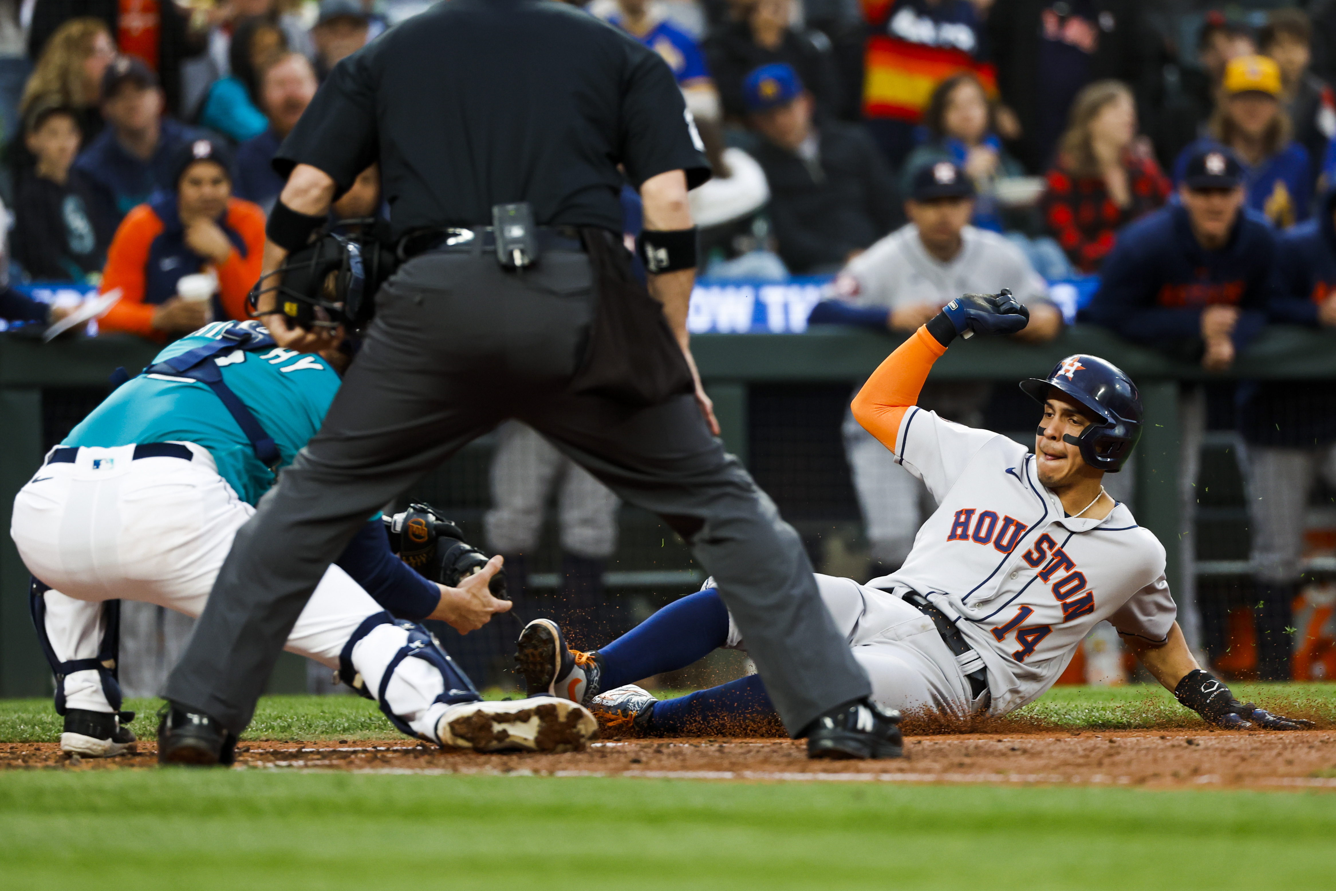 Mariners rally for seven runs in 8th to stun Astros