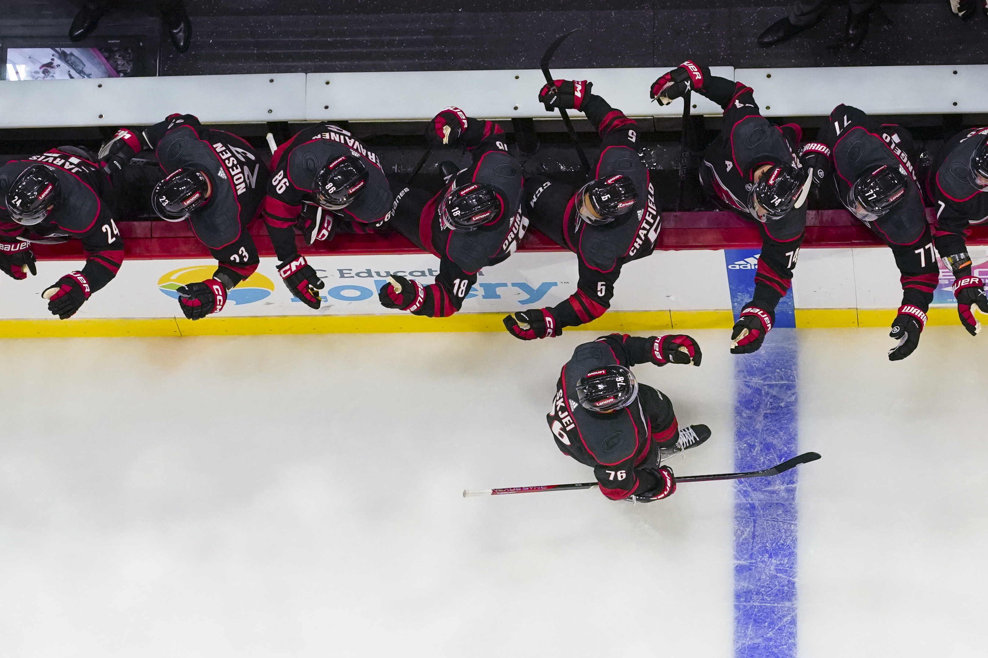 Third-period Surge Lifts Hurricanes Past Senators | Reuters