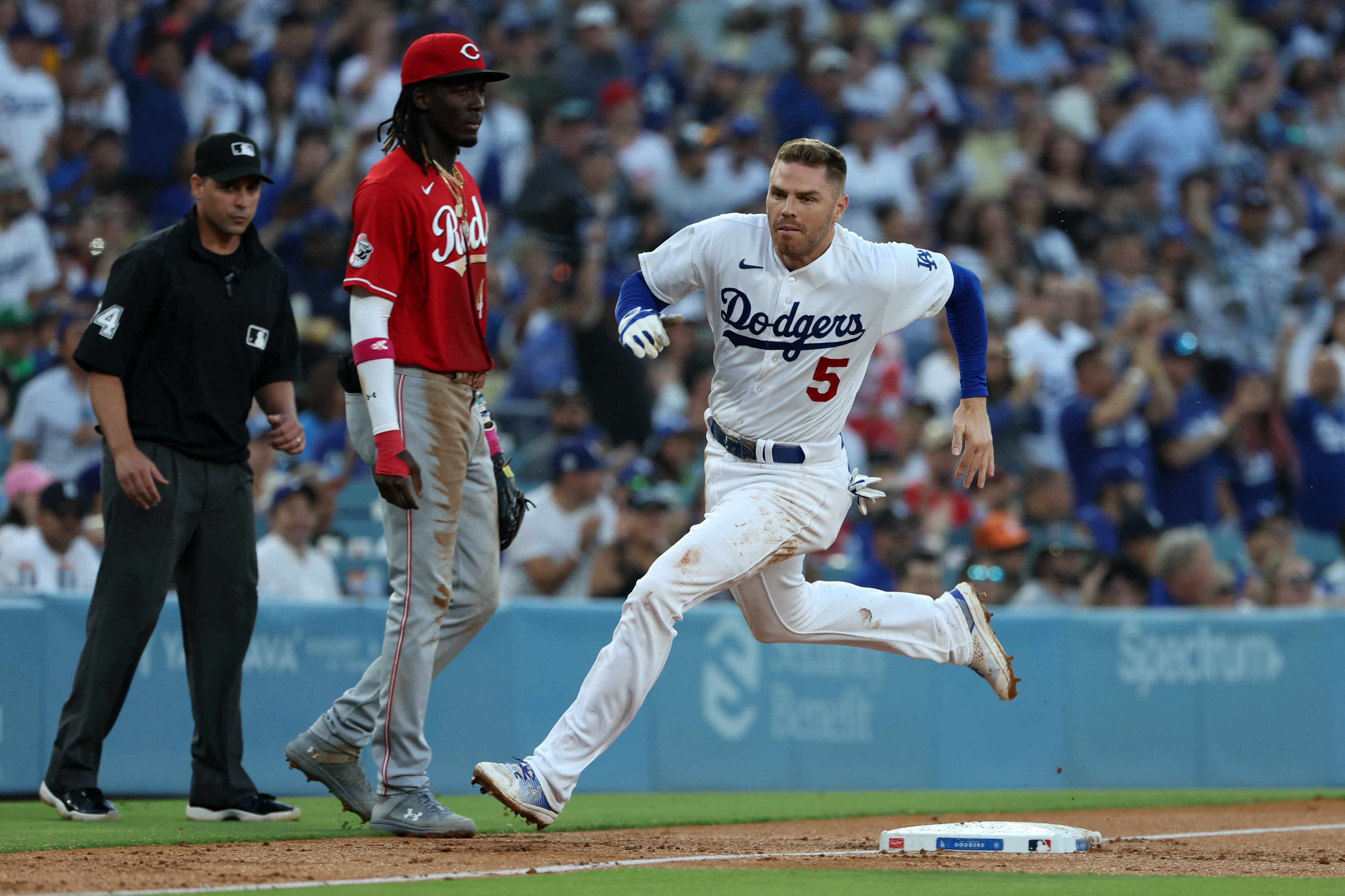 Reds hit two homers, hold on to beat Dodgers