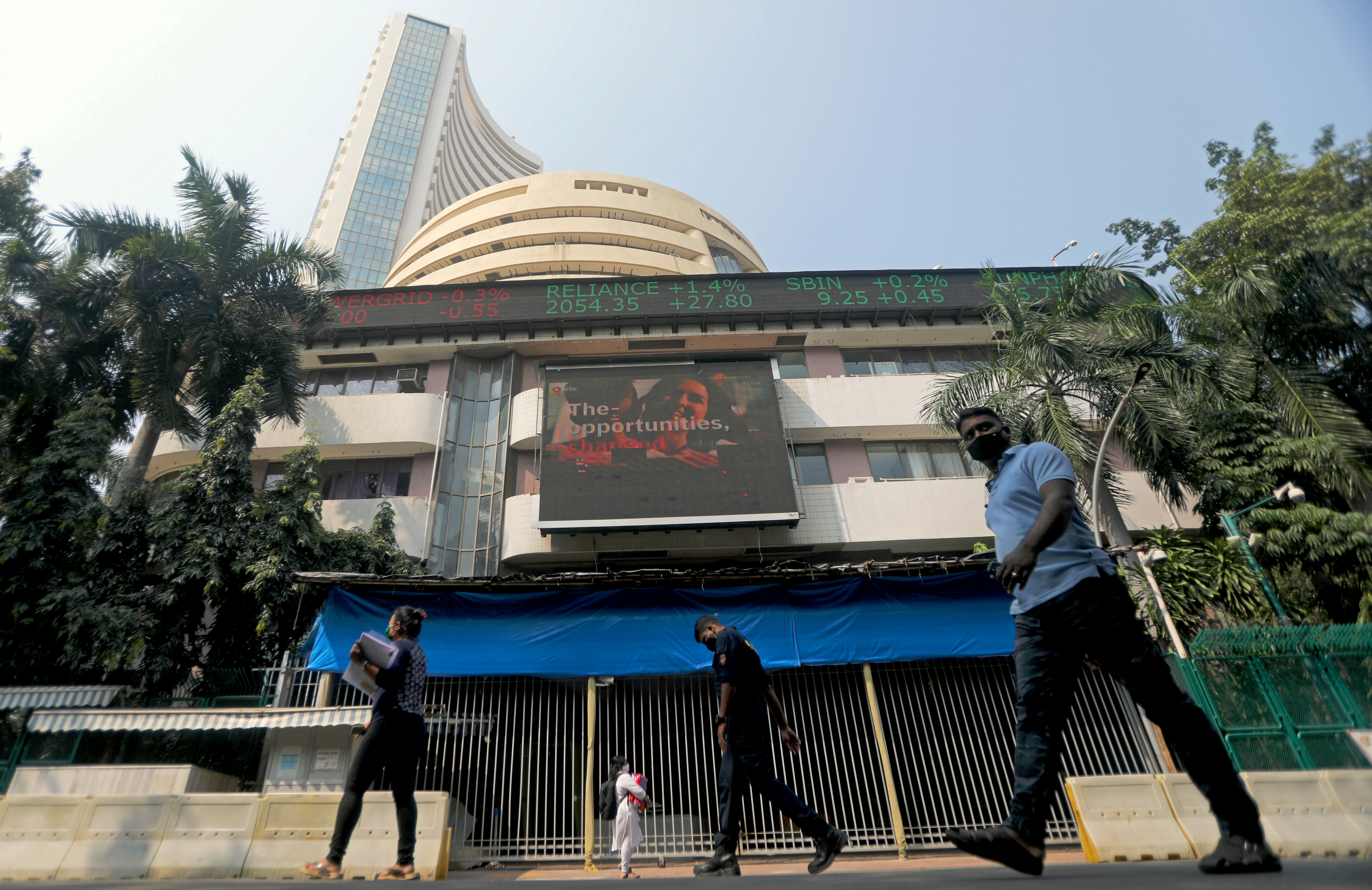 Indian shares end slightly lower as global inflation worries weigh  