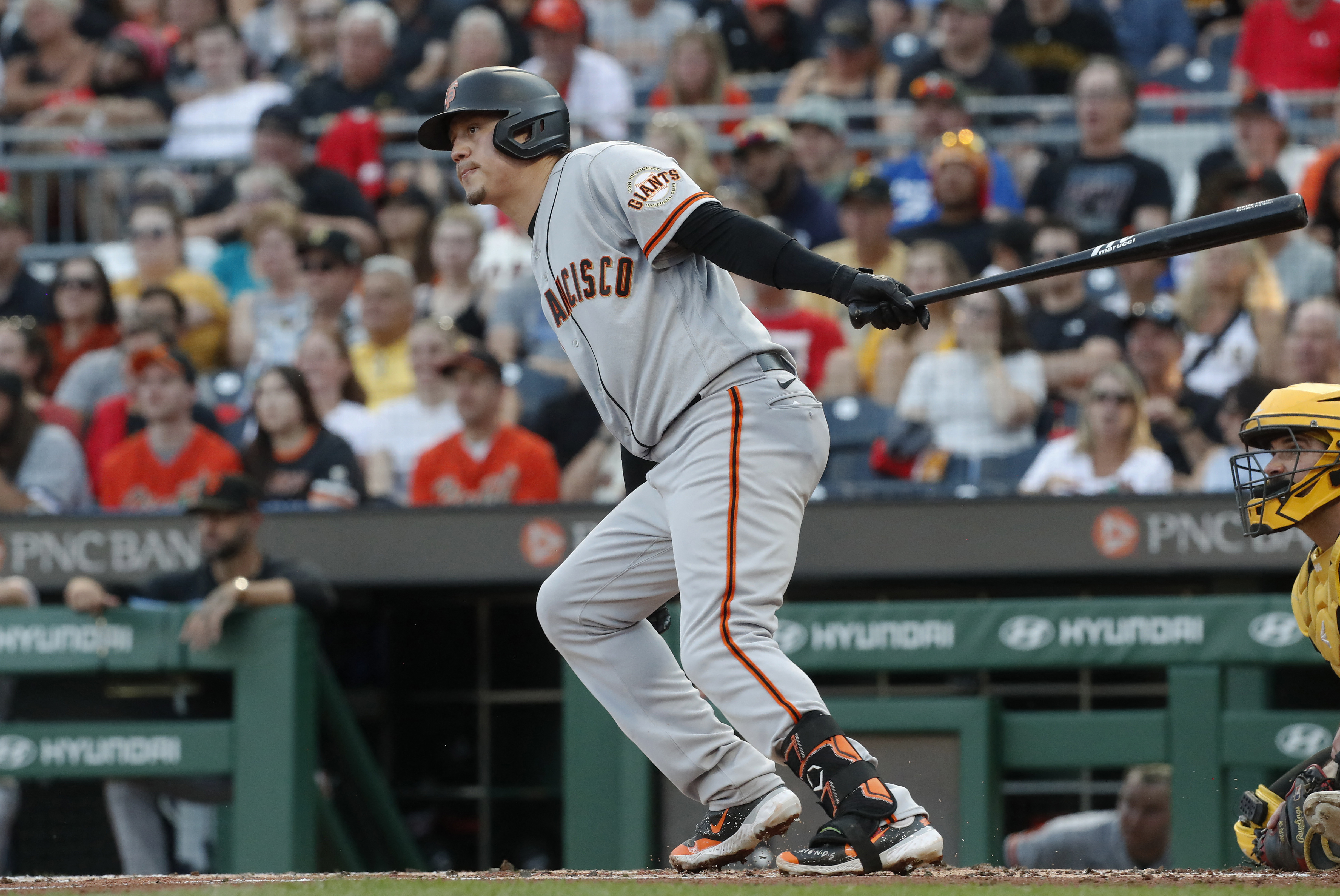 Giants get past Pirates in back-and-forth game