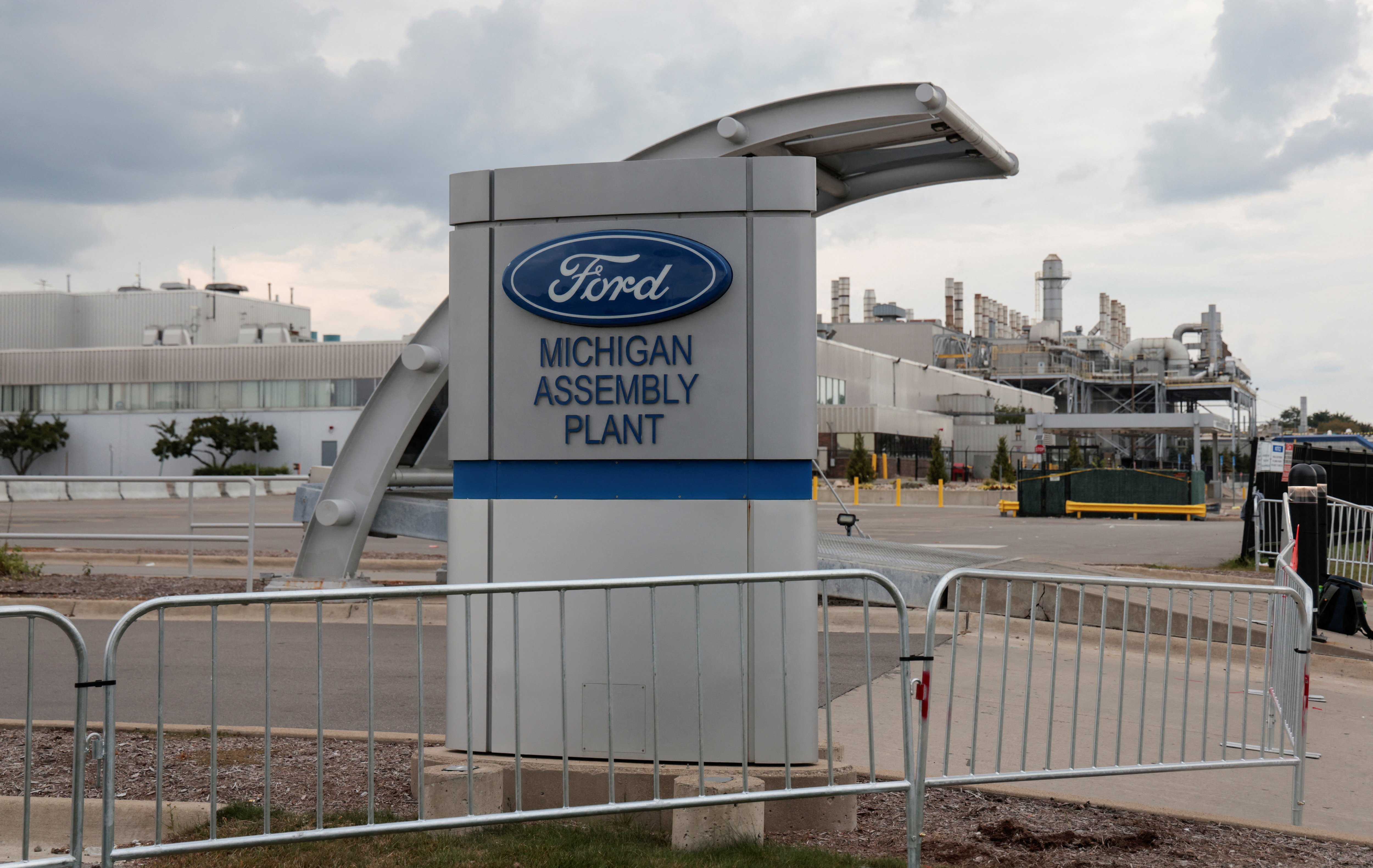 UAW strike against automakers enters third day, no resolution seen | Reuters