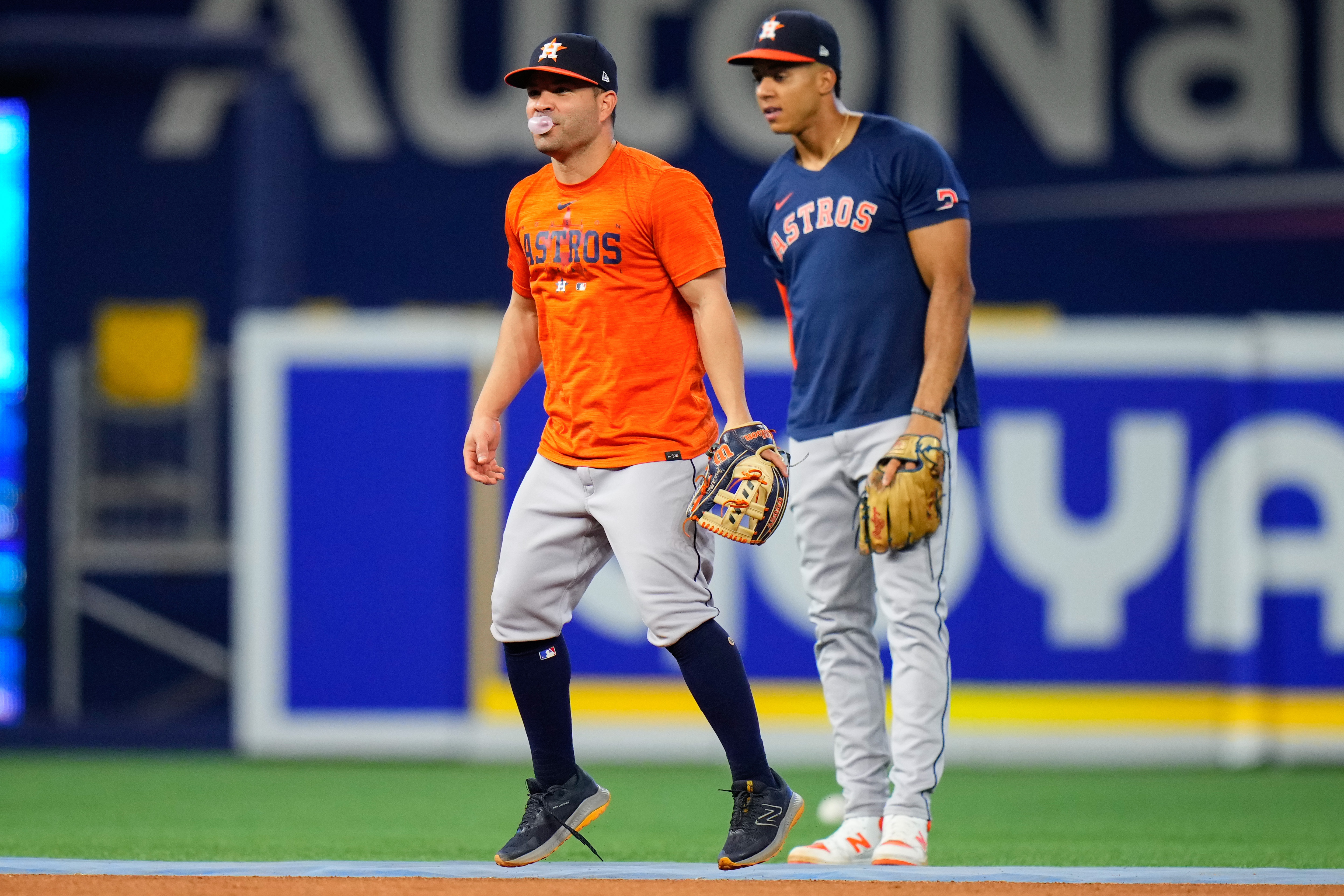 Astros' Altuve homers in first 3 at-bats against Rangers, gets 4 in a row  overall