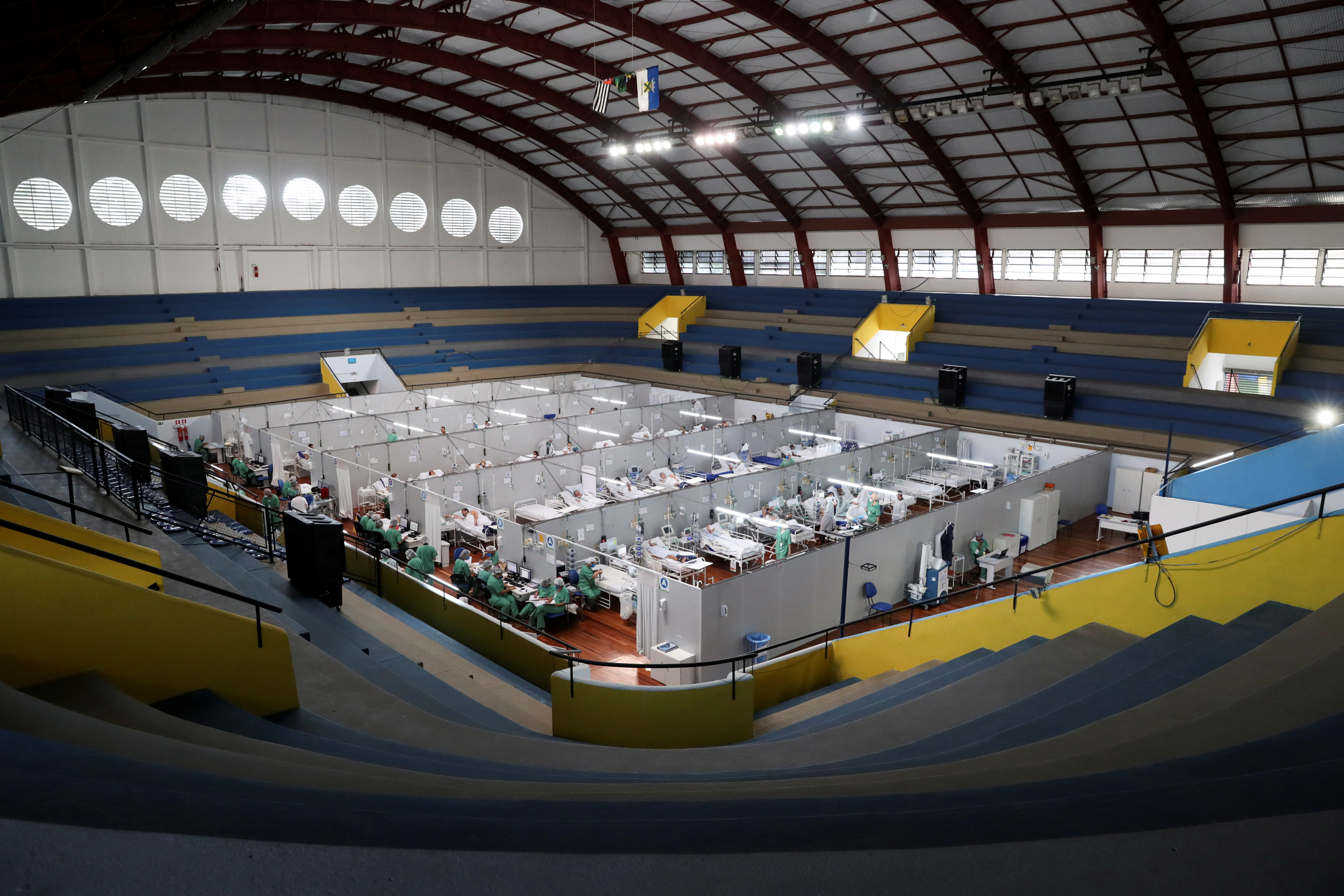 Les patients souffrant de la maladie à coronavirus (COVID-19) sont traités dans un hôpital de campagne installé au gymnase sportif Dell'Antonia à Santo Andre, à la périphérie de Sao Paulo, Brésil le 7 avril 2021. REUTERS / Amanda Perobelli