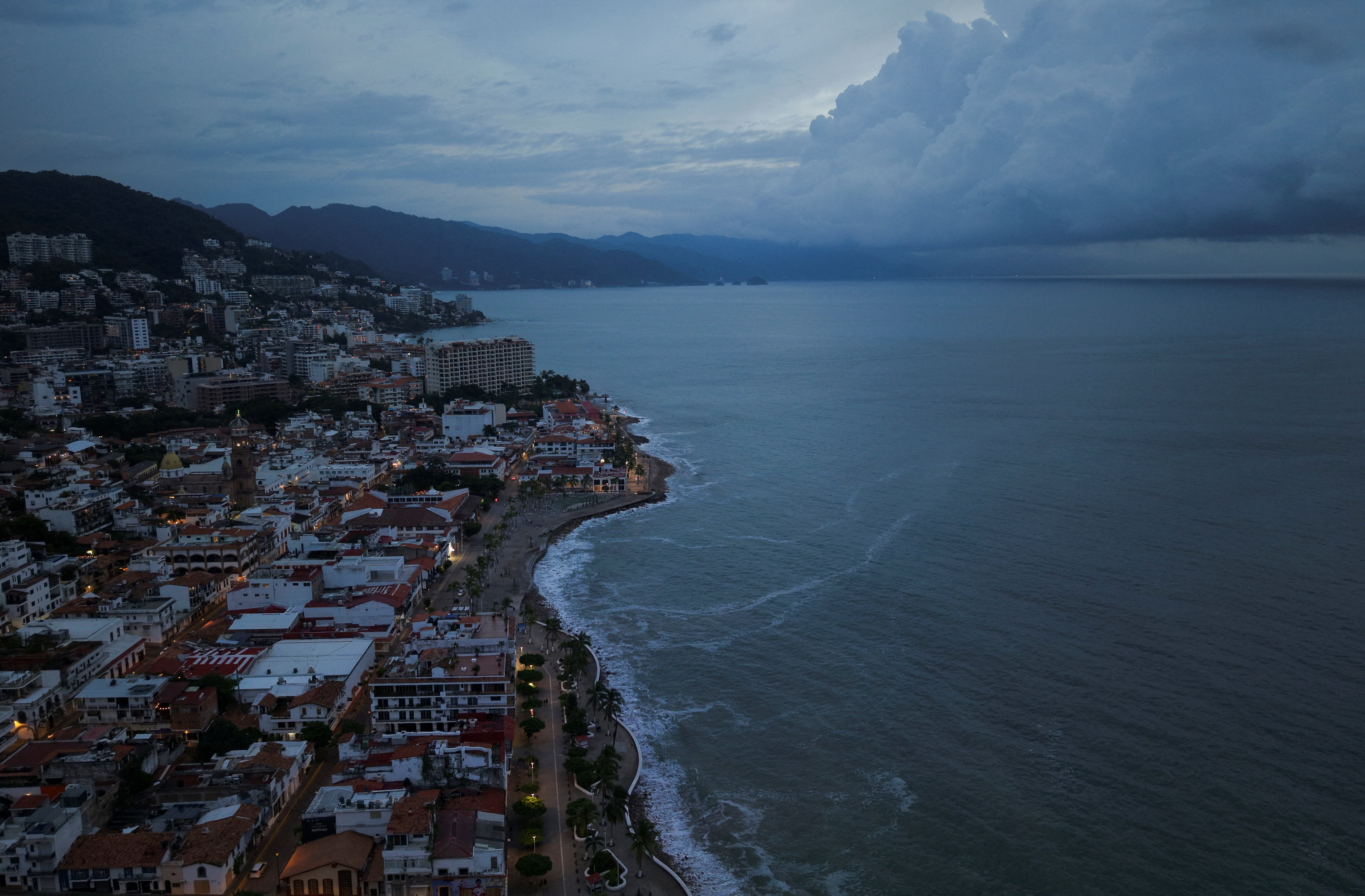 Hurricane Simon expected to become major hurricane off Mexico
