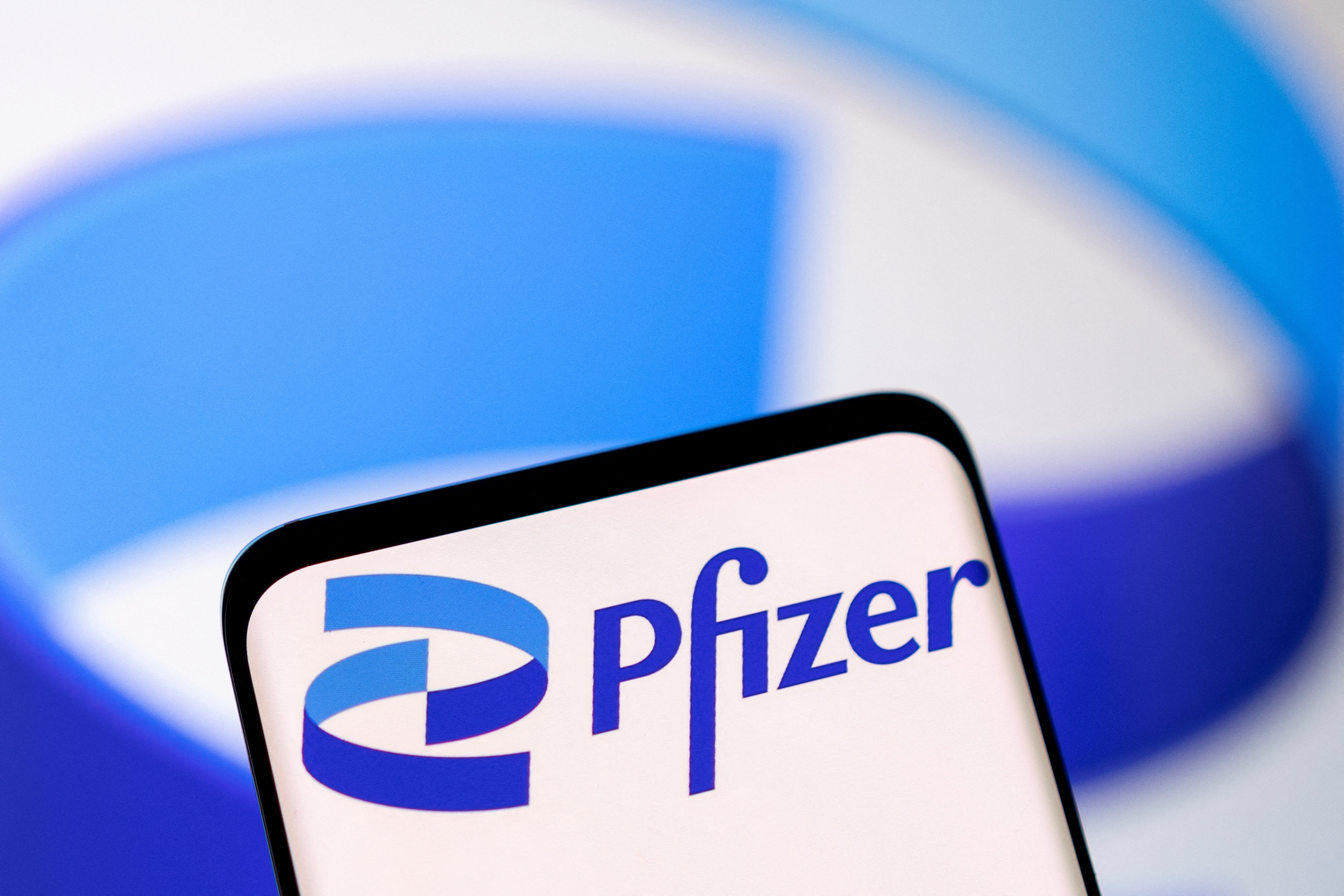 Ilustração mostra logotipo da Pfizer