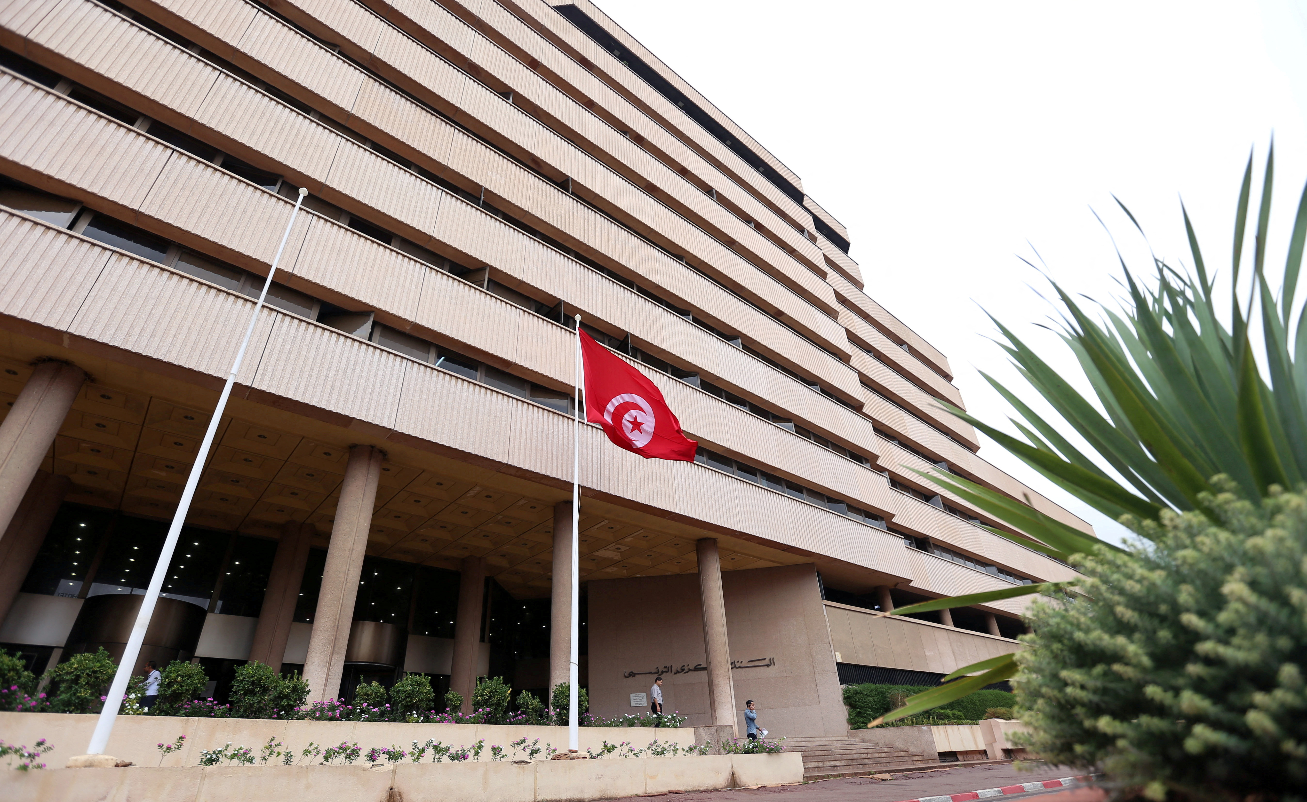 Tunisia asks central bank for funds to pay urgent foreign debts- minister |  Reuters
