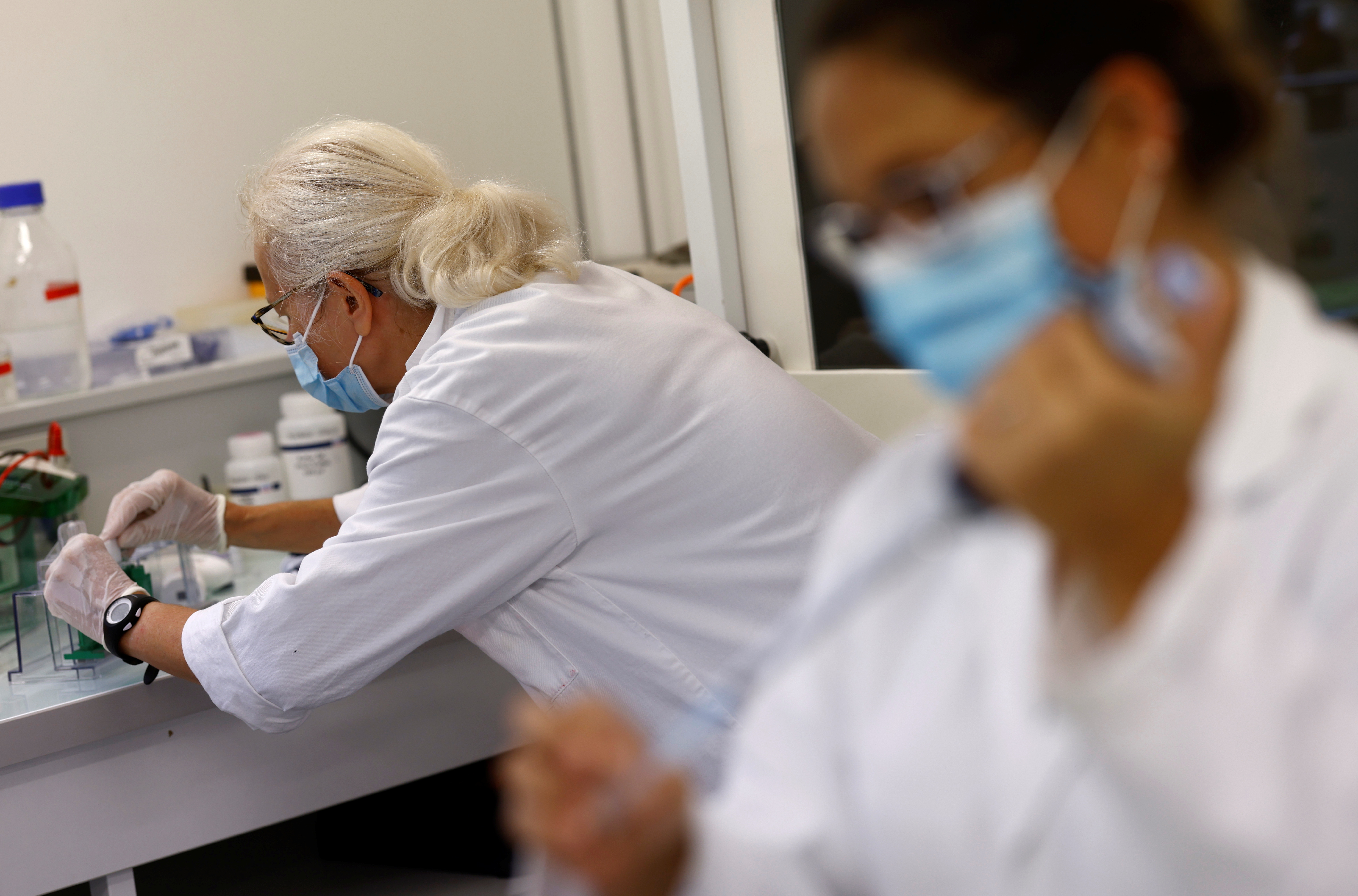 Des chercheurs travaillent en laboratoire dans le cadre d'un projet de développement d'un vaccin en spray nasal Covid qui pourrait protéger contre la maladie à coronavirus (COVID-19), à l'Université de Tours, France, le 15 septembre 2021. REUTERS/Stephane Mahe