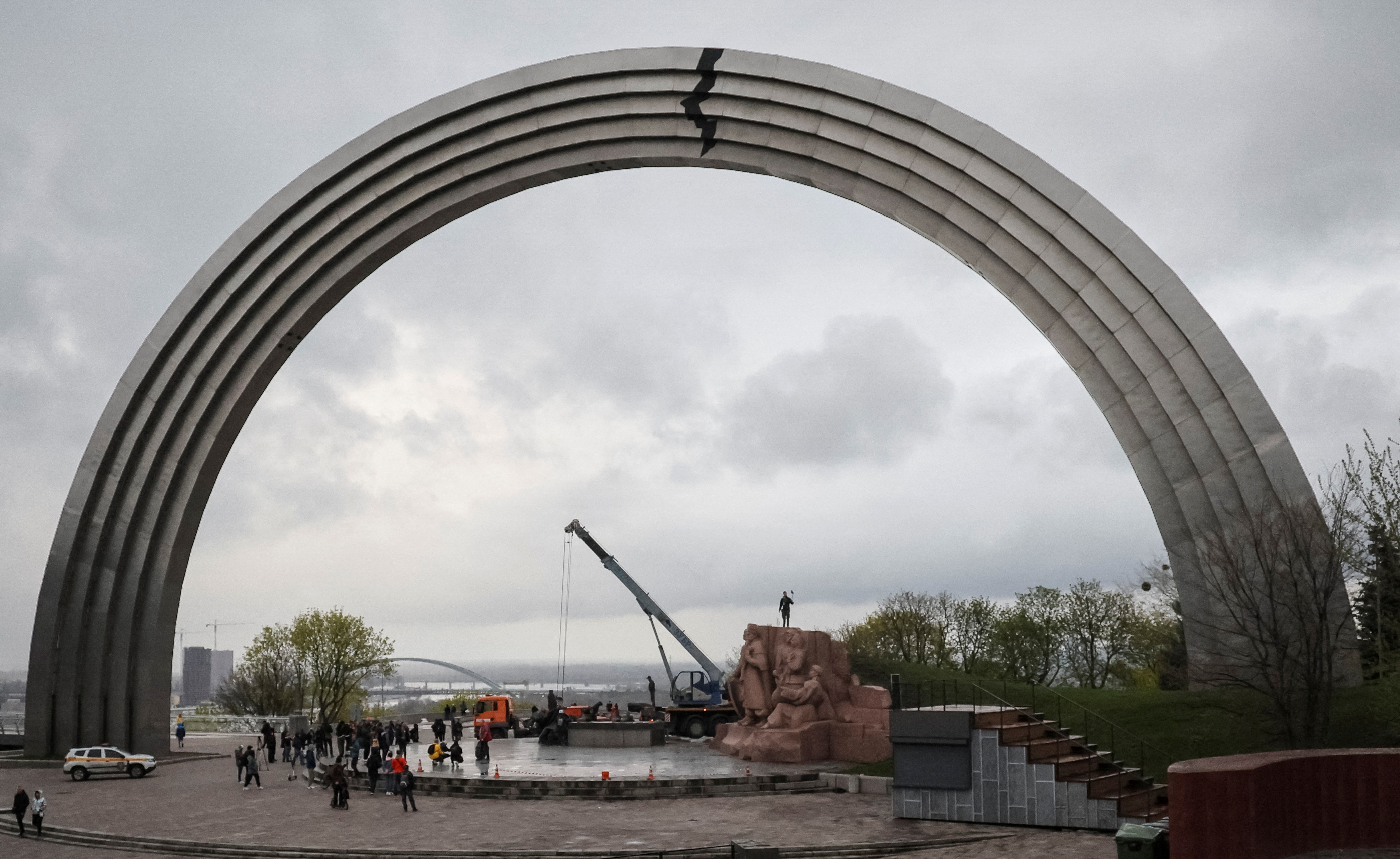Neuvostoliiton muistomerkki Ukrainan ja Venäjän kansojen ystävyydestä nähdään sen purkamisen jälkeen Kiovan keskustassa