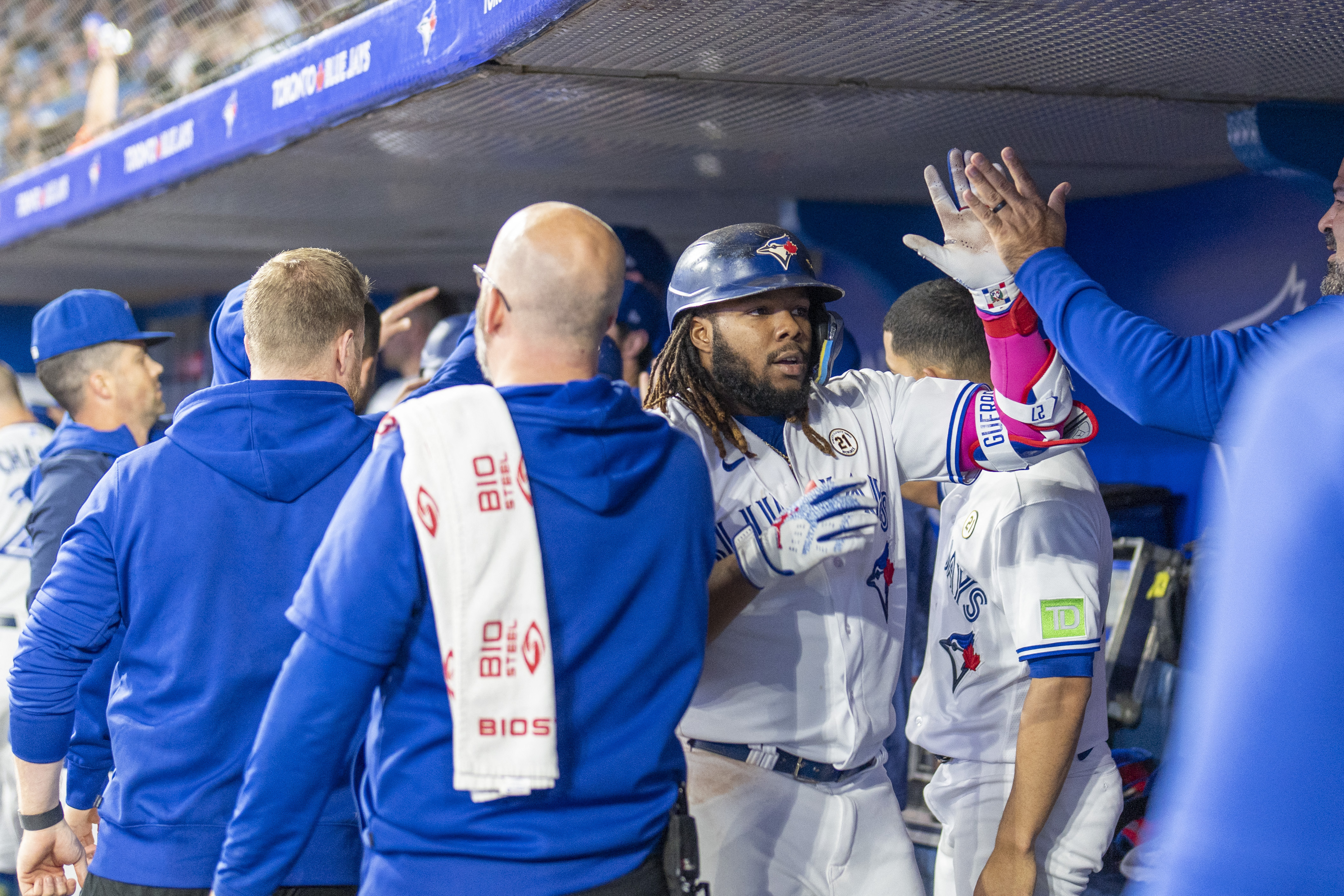 Why is Jordan Hicks wearing No. 12 for Blue Jays? How Roberto