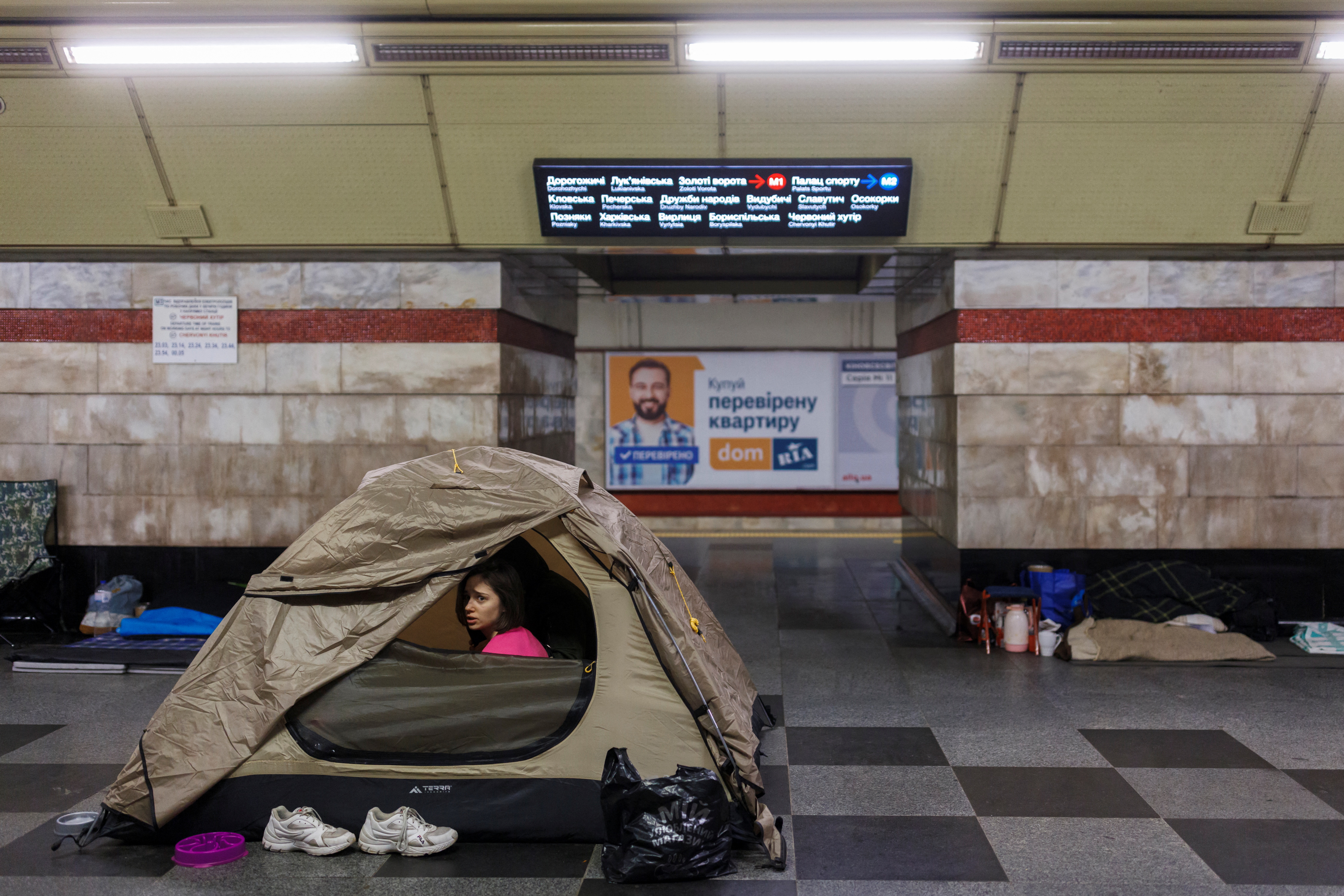 La estación de metro está siendo utilizada como refugio antiaéreo en Kiev