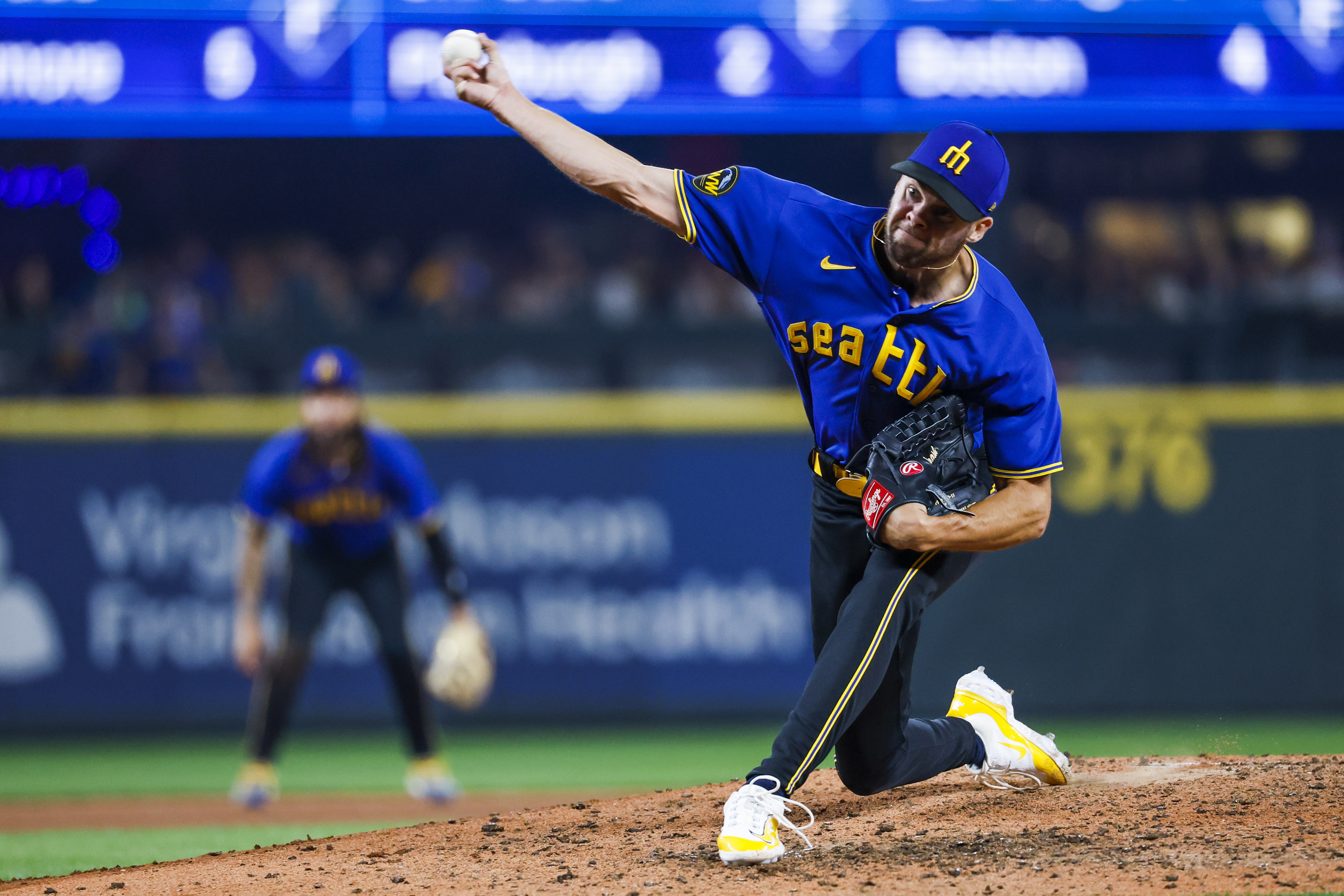 Eugenio Suárez carries Mariners to 7-5 win over Royals as team grabs share  of 1st place in AL West