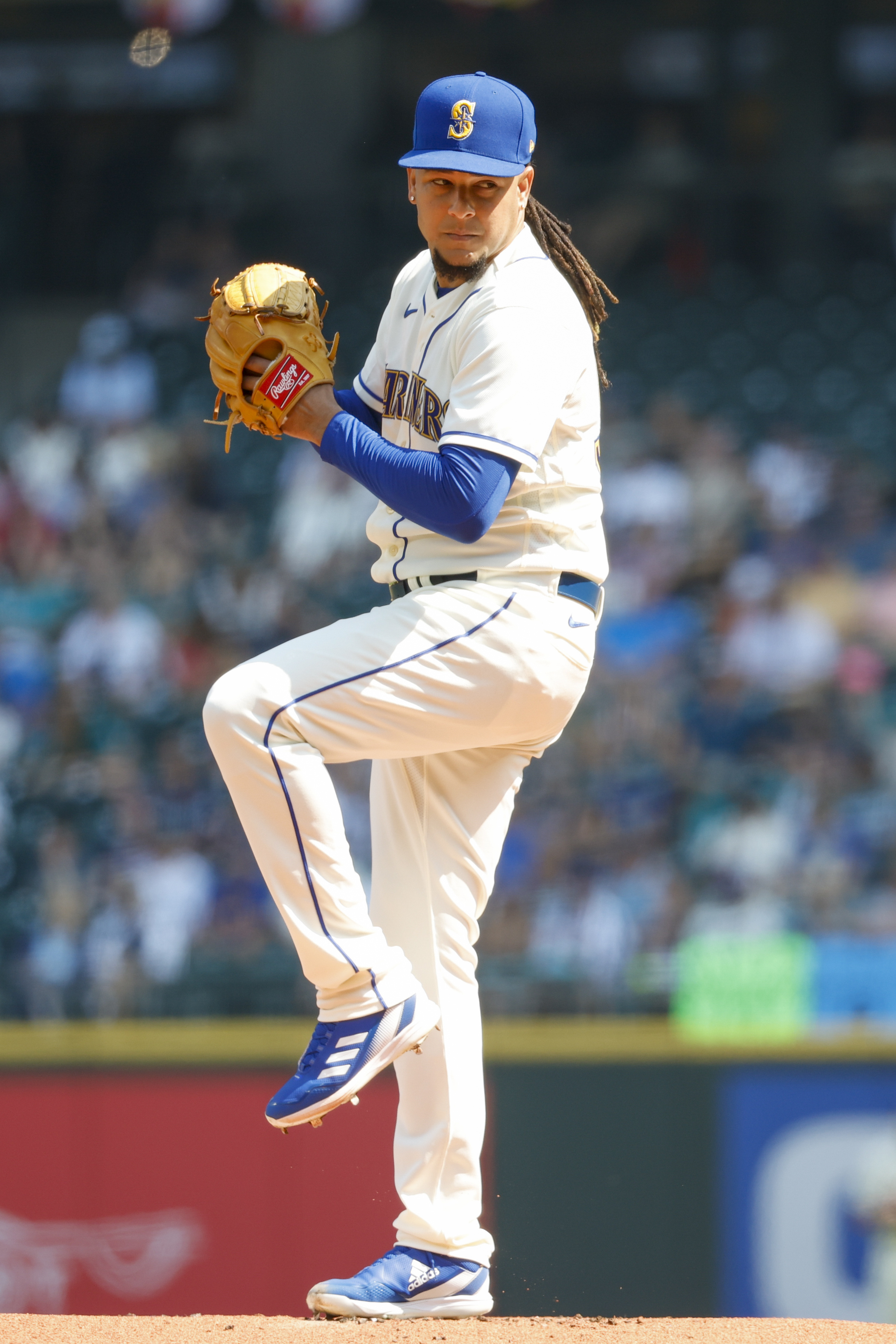 Mariners remain hot, dispatch Royals