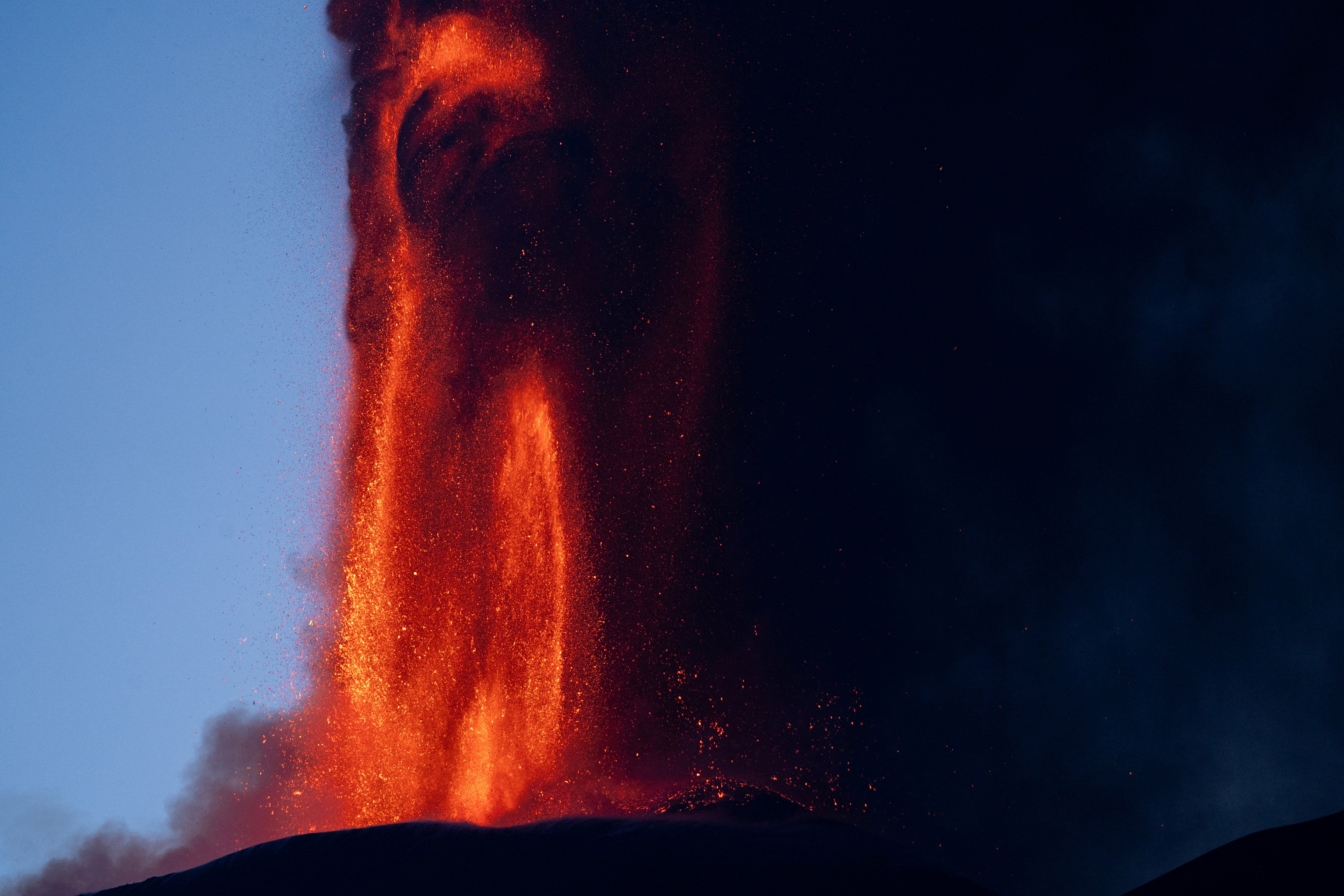 L'Etna in eruzione all'alba