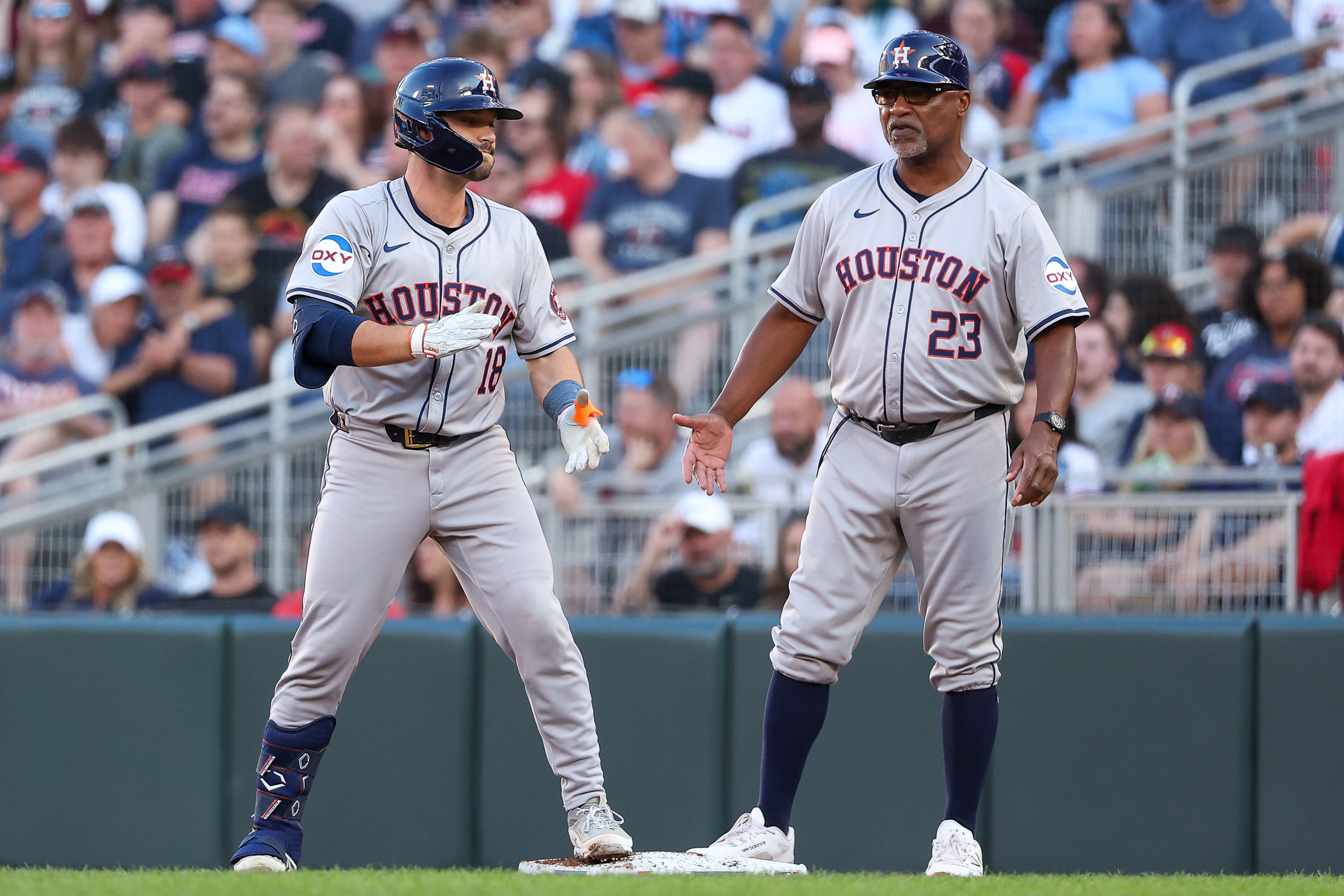 Astros bang out 16 hits, hold off Twins 13-12 | Reuters