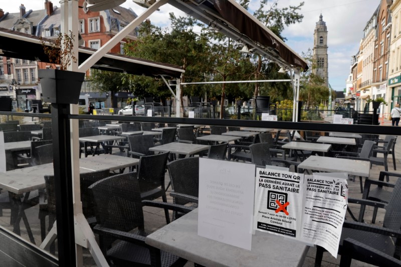 Những chiếc ghế và bàn trống được nhìn thấy trong một quán bar nhà hàng đóng cửa khi chủ sở hữu phản đối các hạn chế về an toàn đối với bệnh coronavirus (COVID-19) của Pháp ở Cambrai, Pháp, ngày 7 tháng 2021 năm XNUMX. REUTERS / Pascal Rossignol