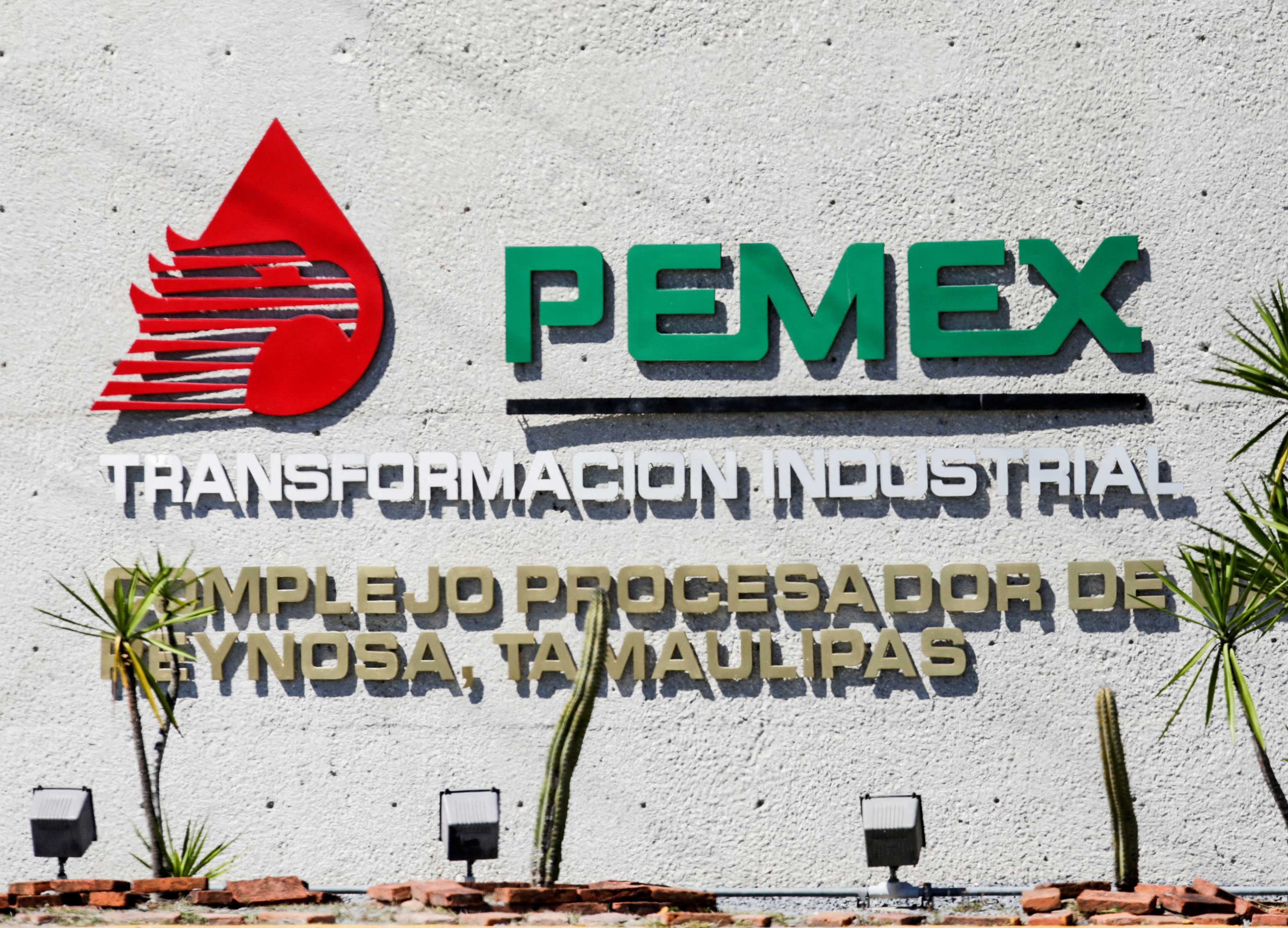 EXCLUSIVE Pemex refinery, priority for Mexico president, runs billions over  budget | Reuters