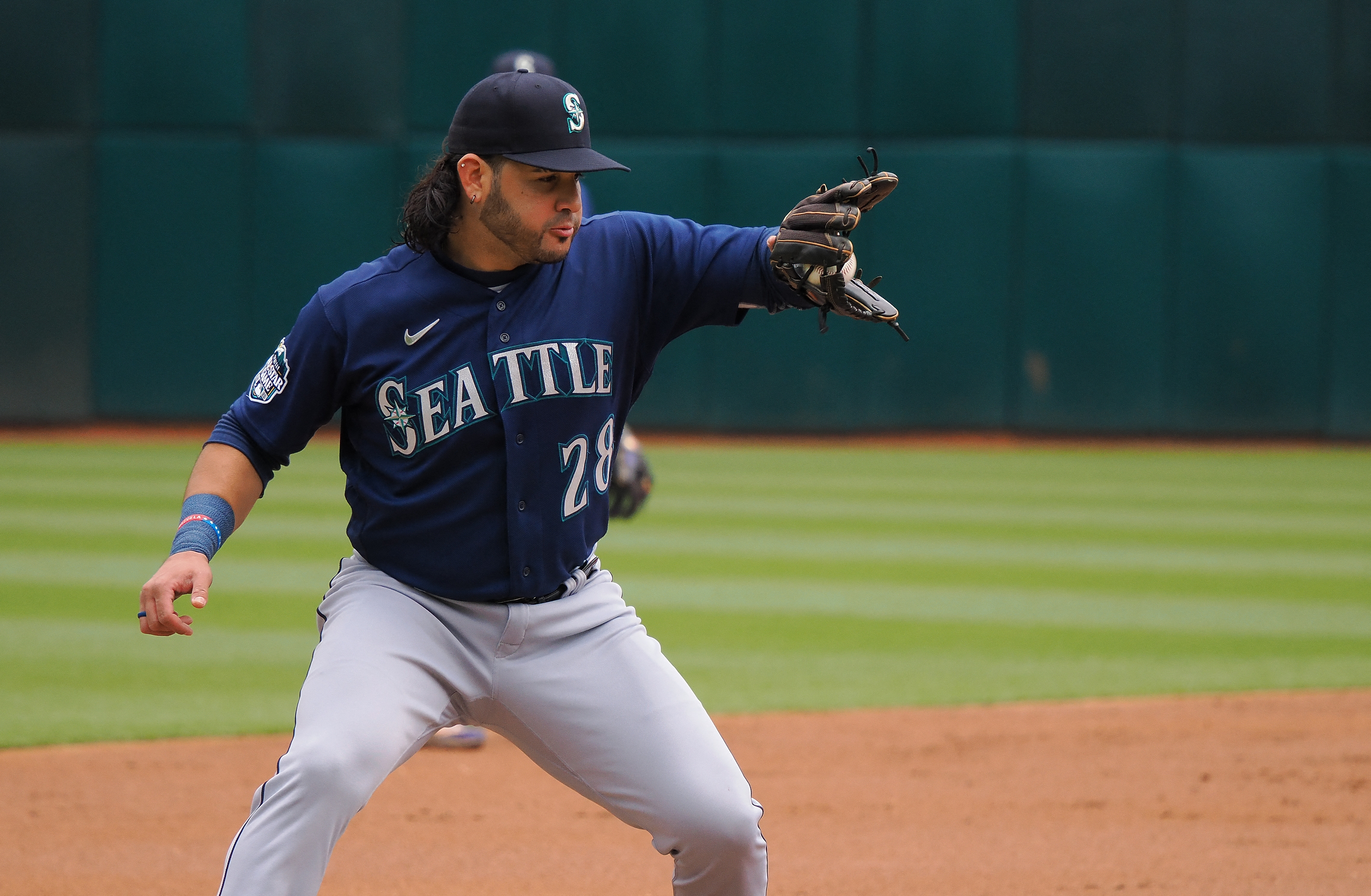 Mariners close out August with 21 wins after rallying past Oakland for 5-4  victory - ABC7 San Francisco