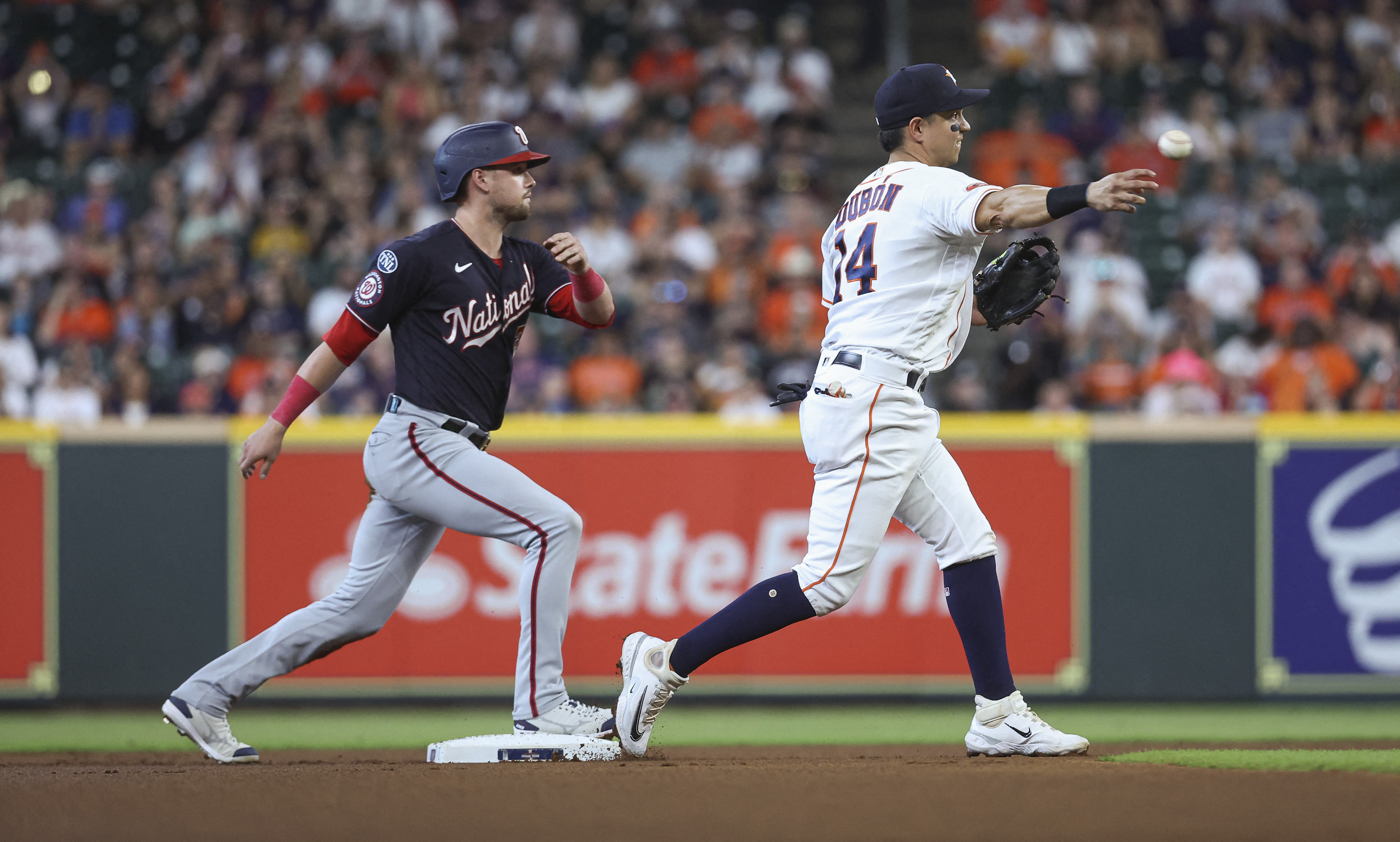 Astros use long ball to take down Nationals