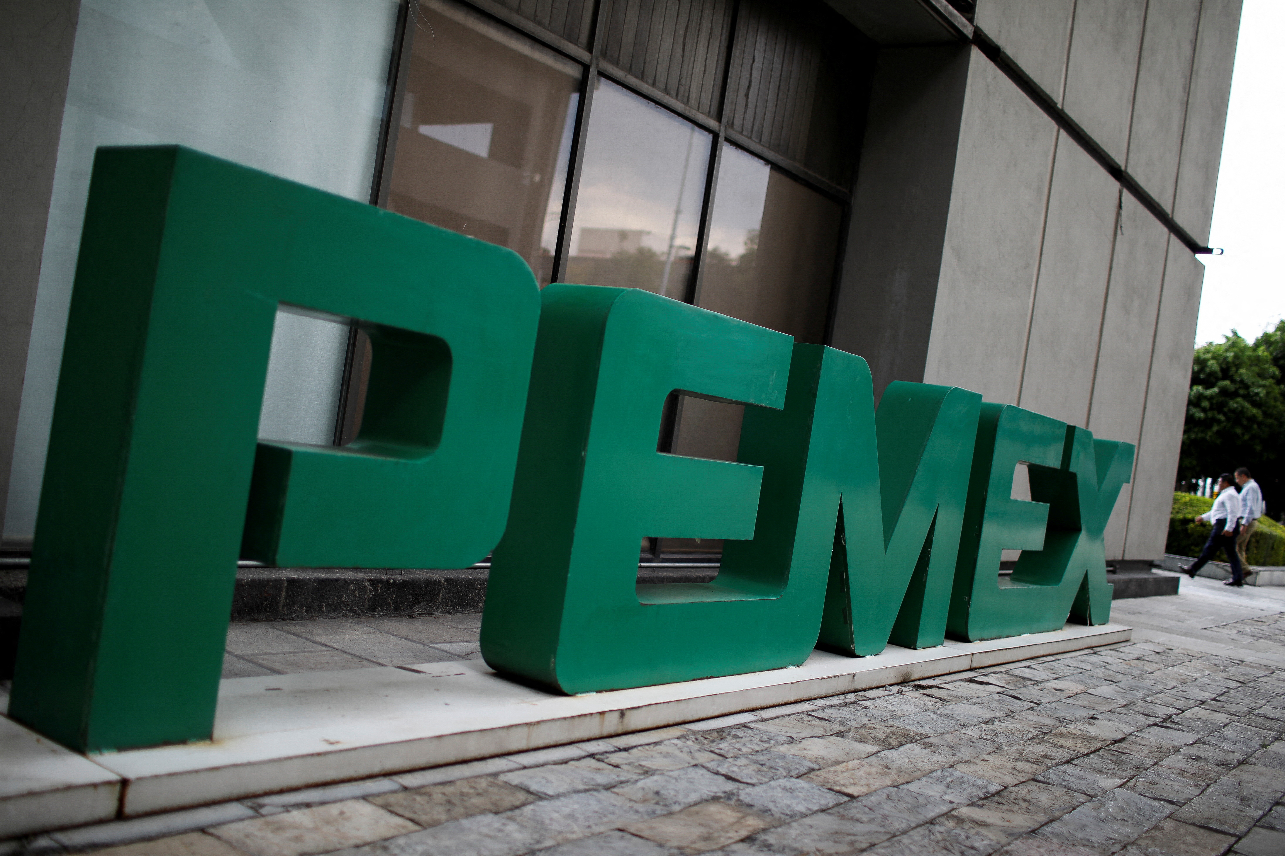 Pemex de México es la mayor preocupación de liquidez entre sus pares: Fitch