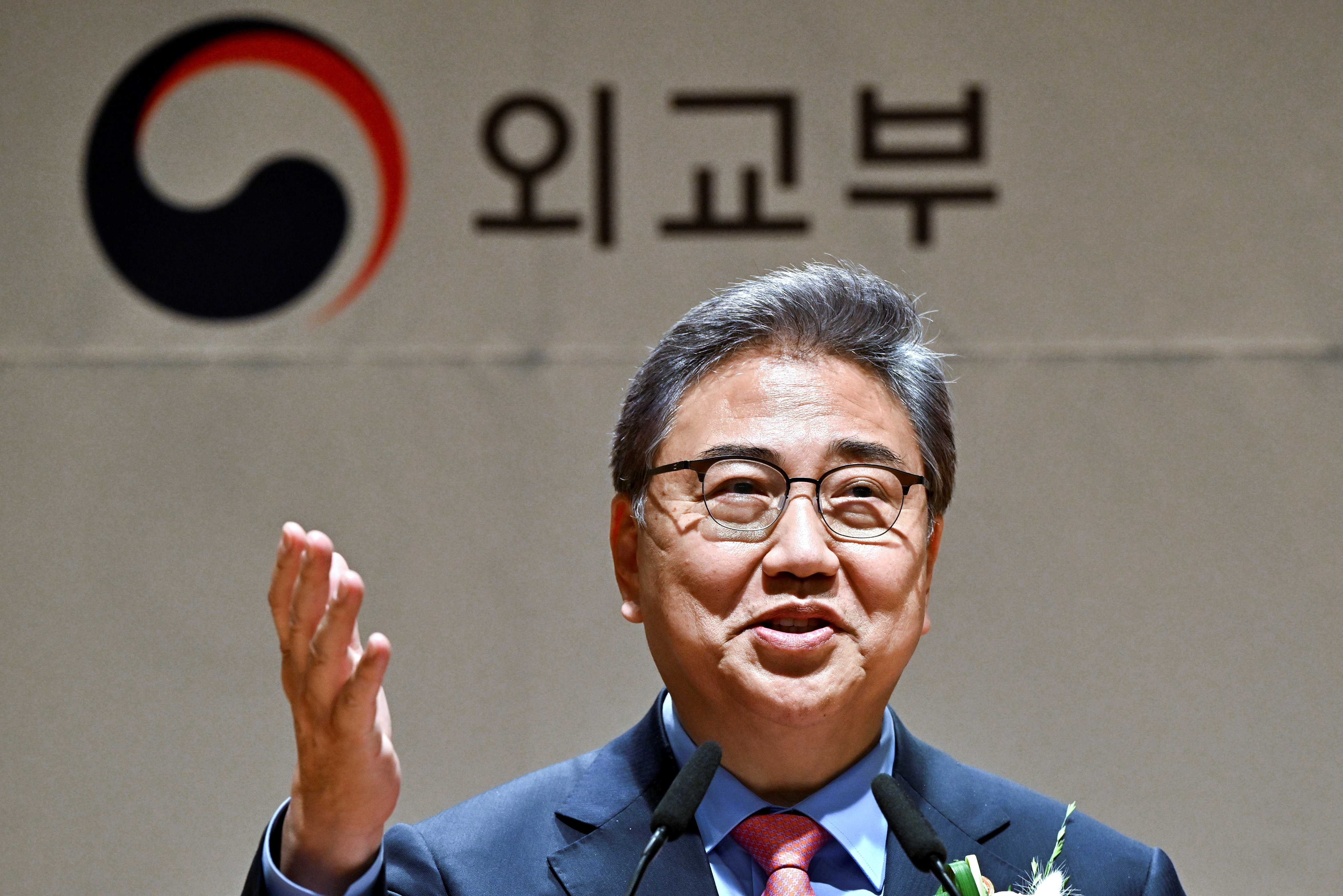 South Korea Japan Foreign Ministers Meet To Tackle Historical Disputes Reuters