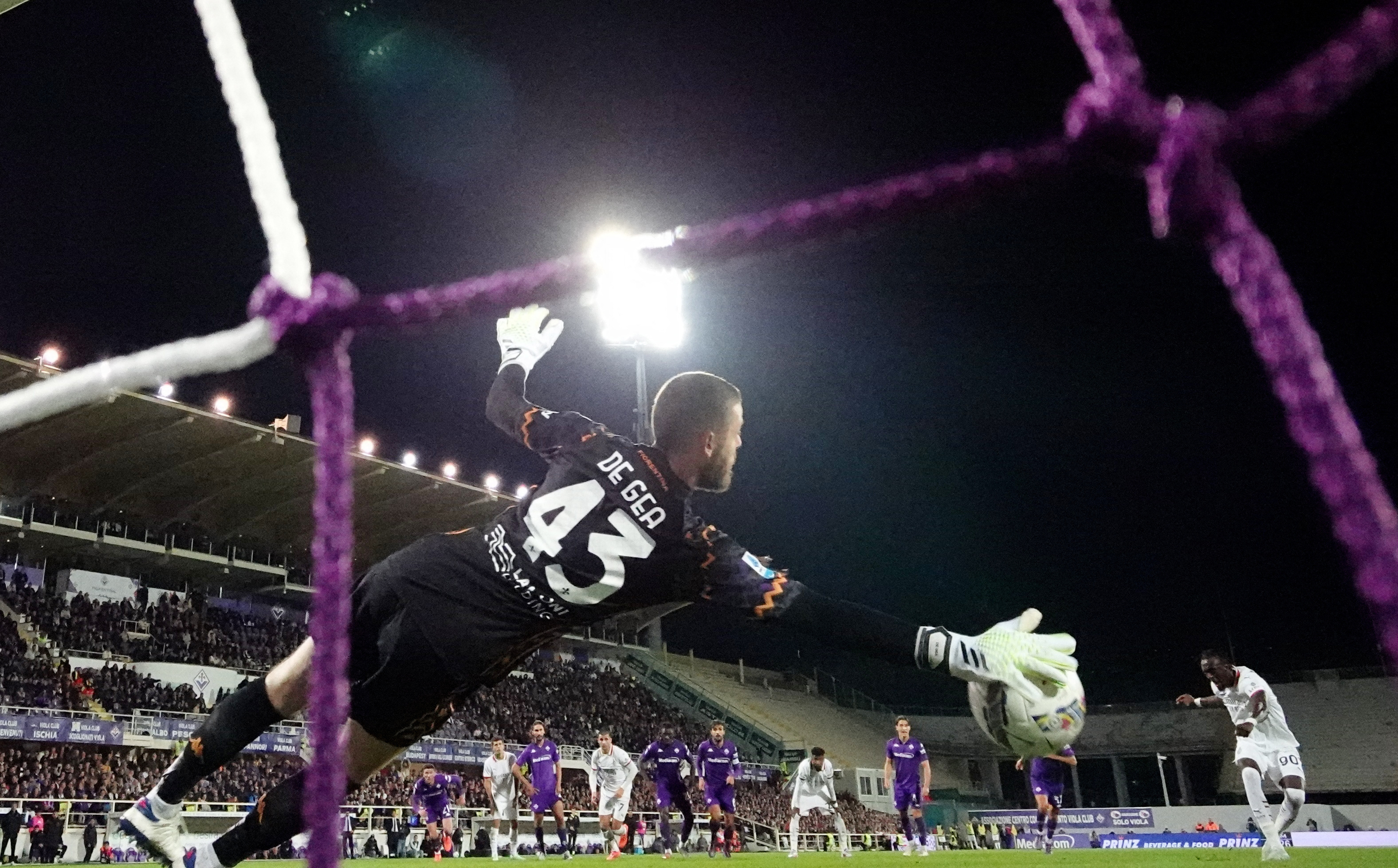 Missed penalties haunt Milan as De Gea helps Fiorentina seal 2-1