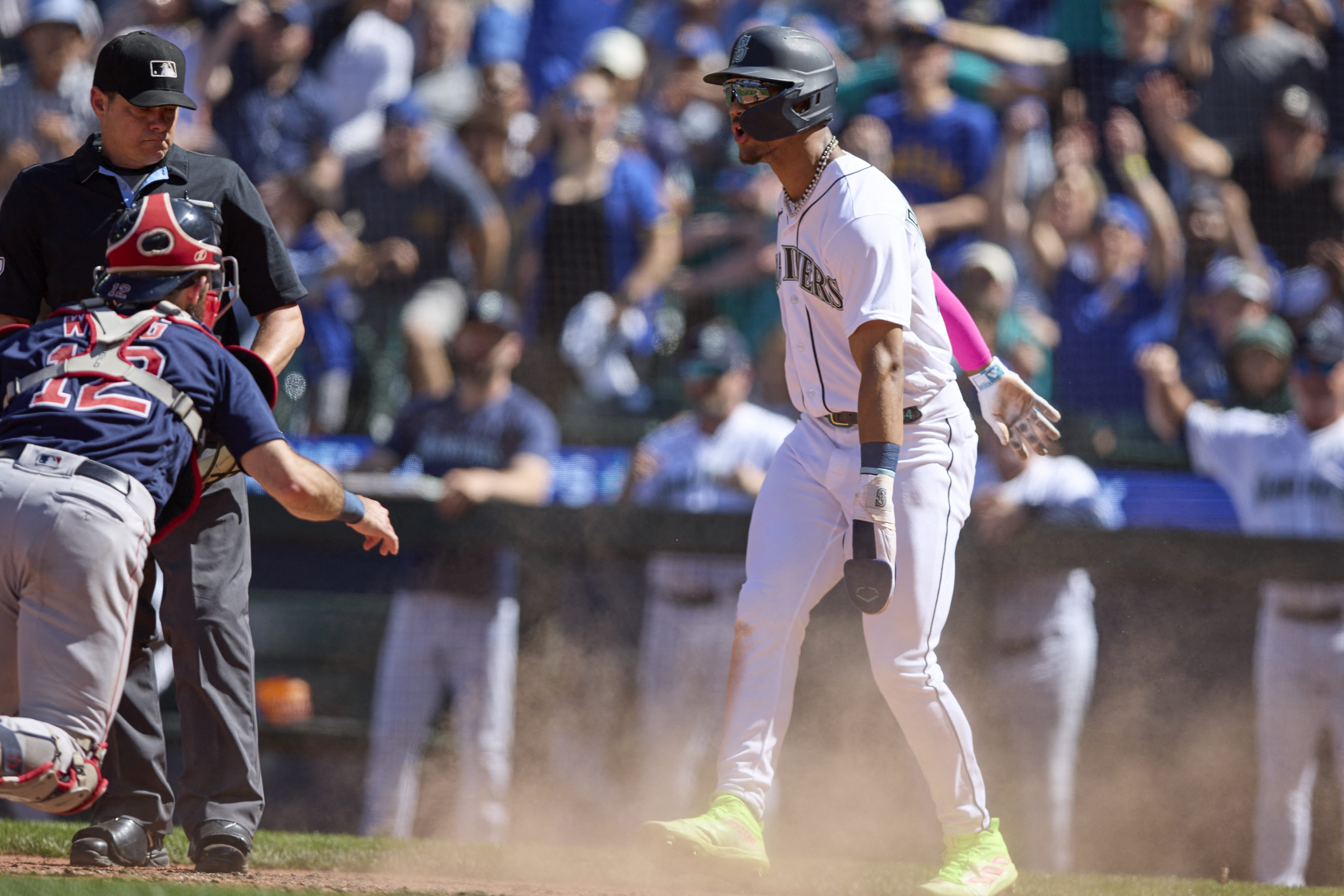 Mariners score five runs in seventh inning to complete comeback