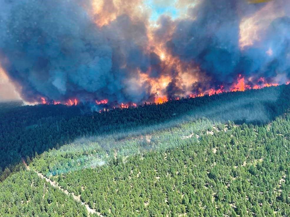 Khói và ngọn lửa được nhìn thấy trong trận cháy rừng ở Hồ Sparks tại Khu vực Thompson-Nicola, British Columbia, Canada, ngày 29 tháng 6 năm 2021, trong hình ảnh này thu được qua phương tiện truyền thông xã hội.  DỊCH VỤ BC WILDFIRE qua REUTERS