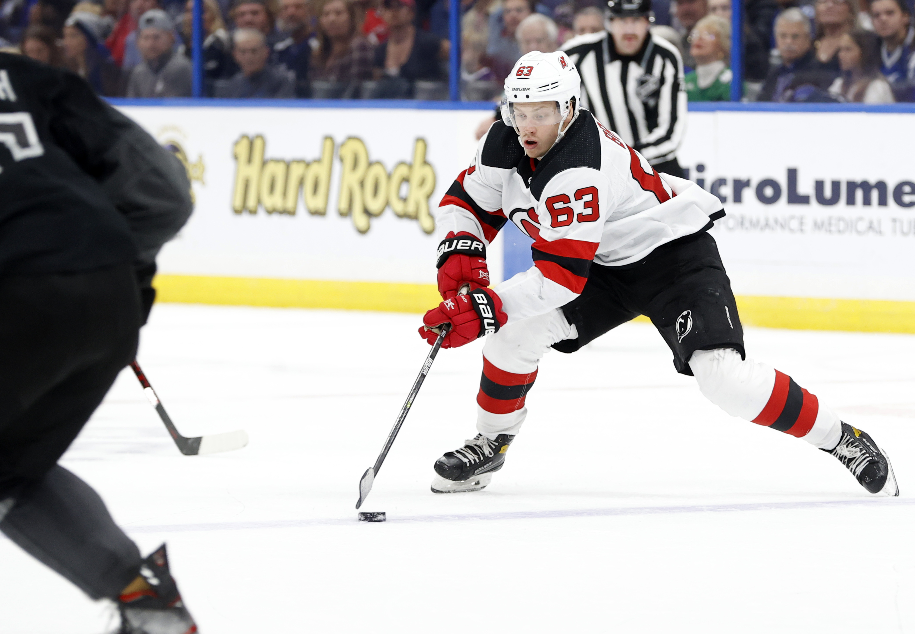 NHL Roundup: Flames Spoil Islanders' Debut In New Arena | Reuters