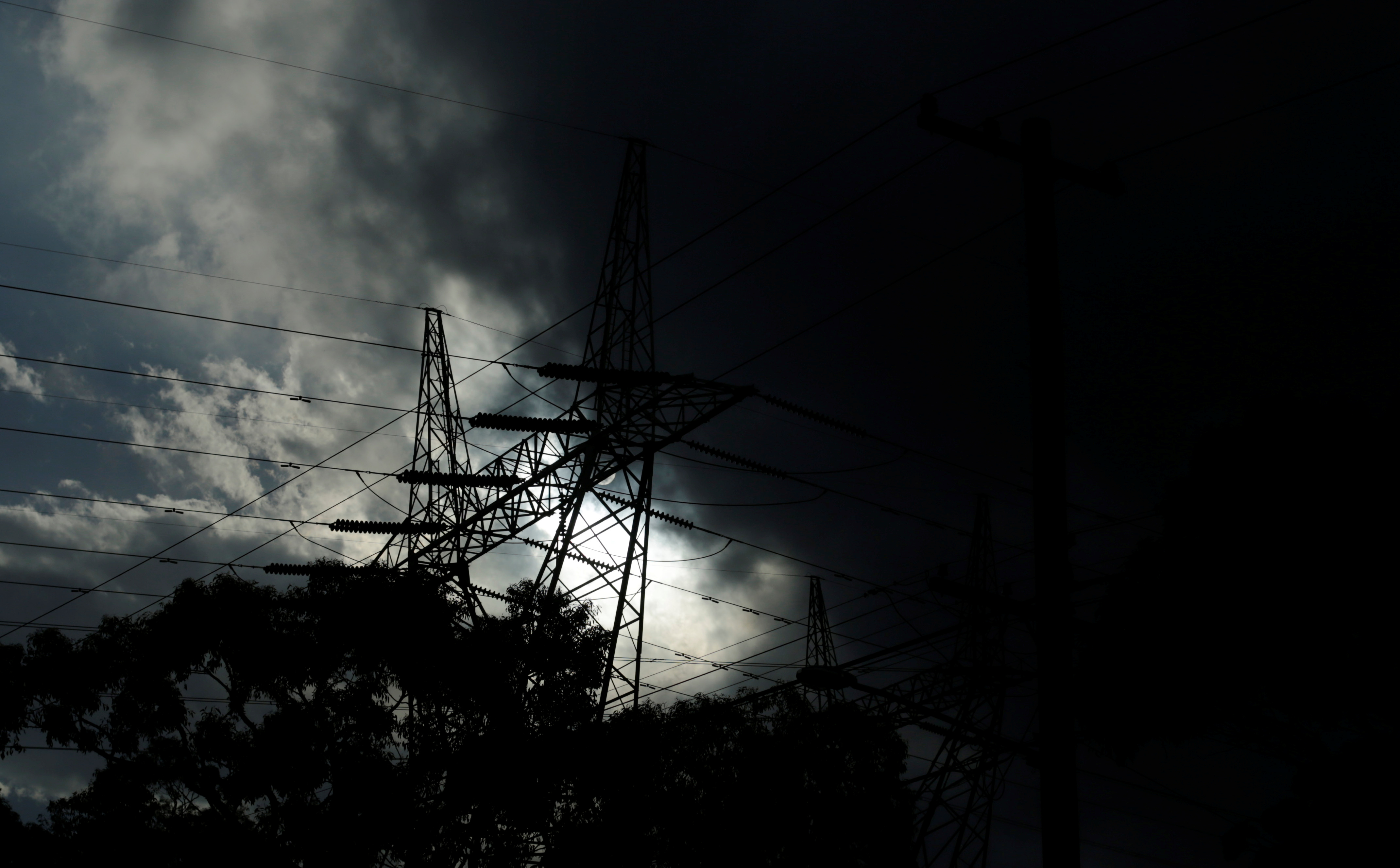 Brookfield has weak upper hand in $7 bln grid M&A | Reuters