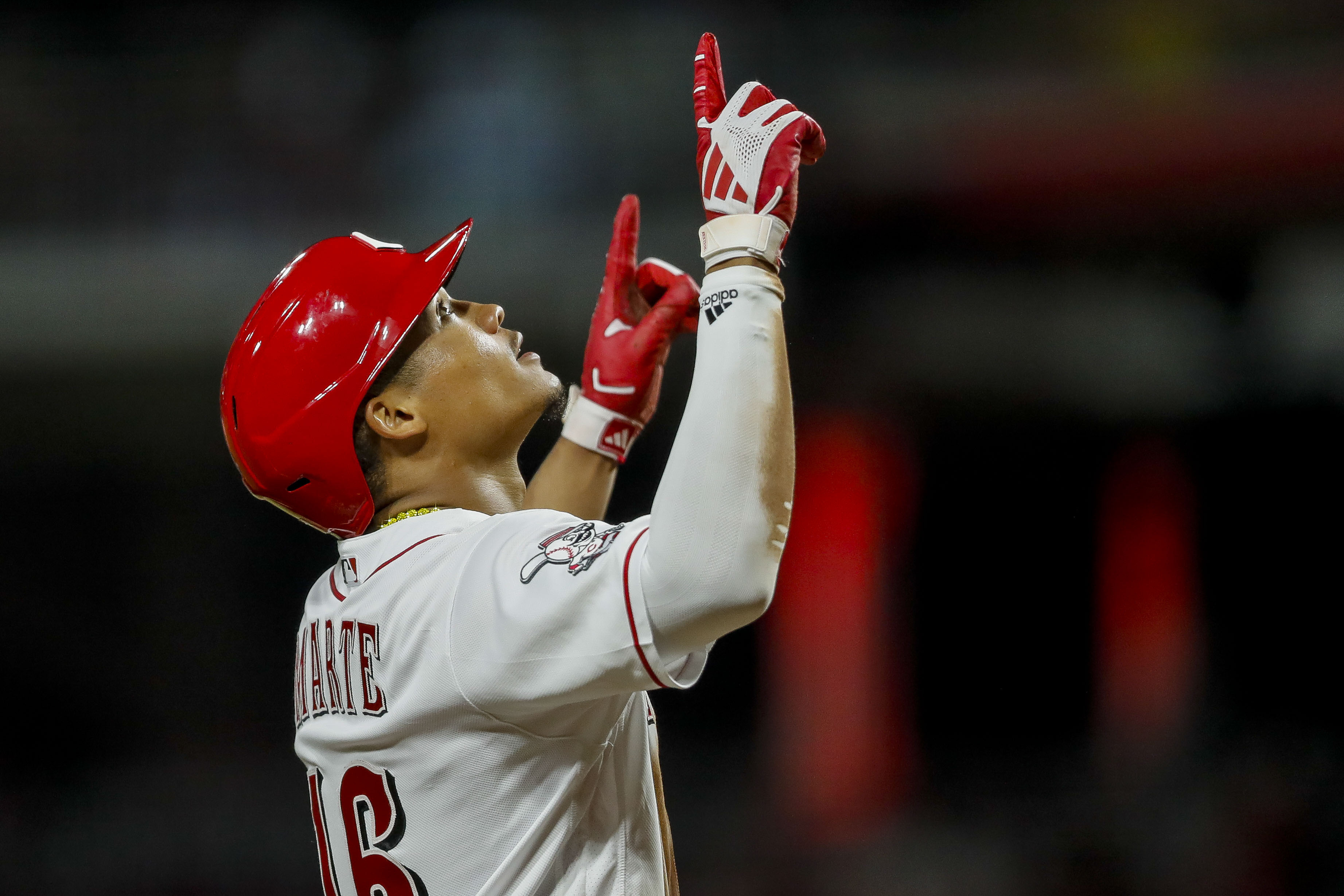 Nick Martini fuels Reds' late rally past Mariners