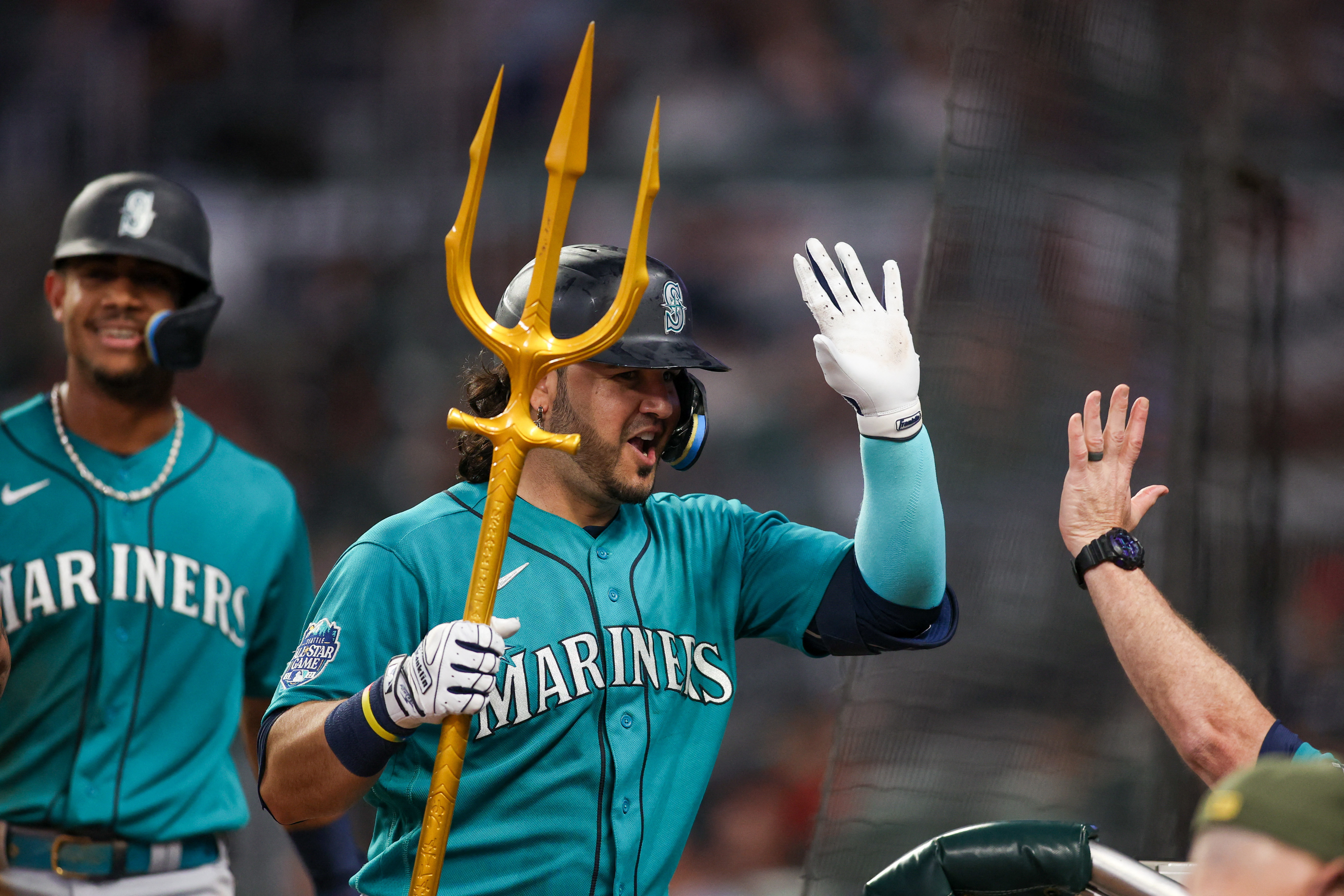 Gilbert sits down 15 in a row, Mariners overpower Braves
