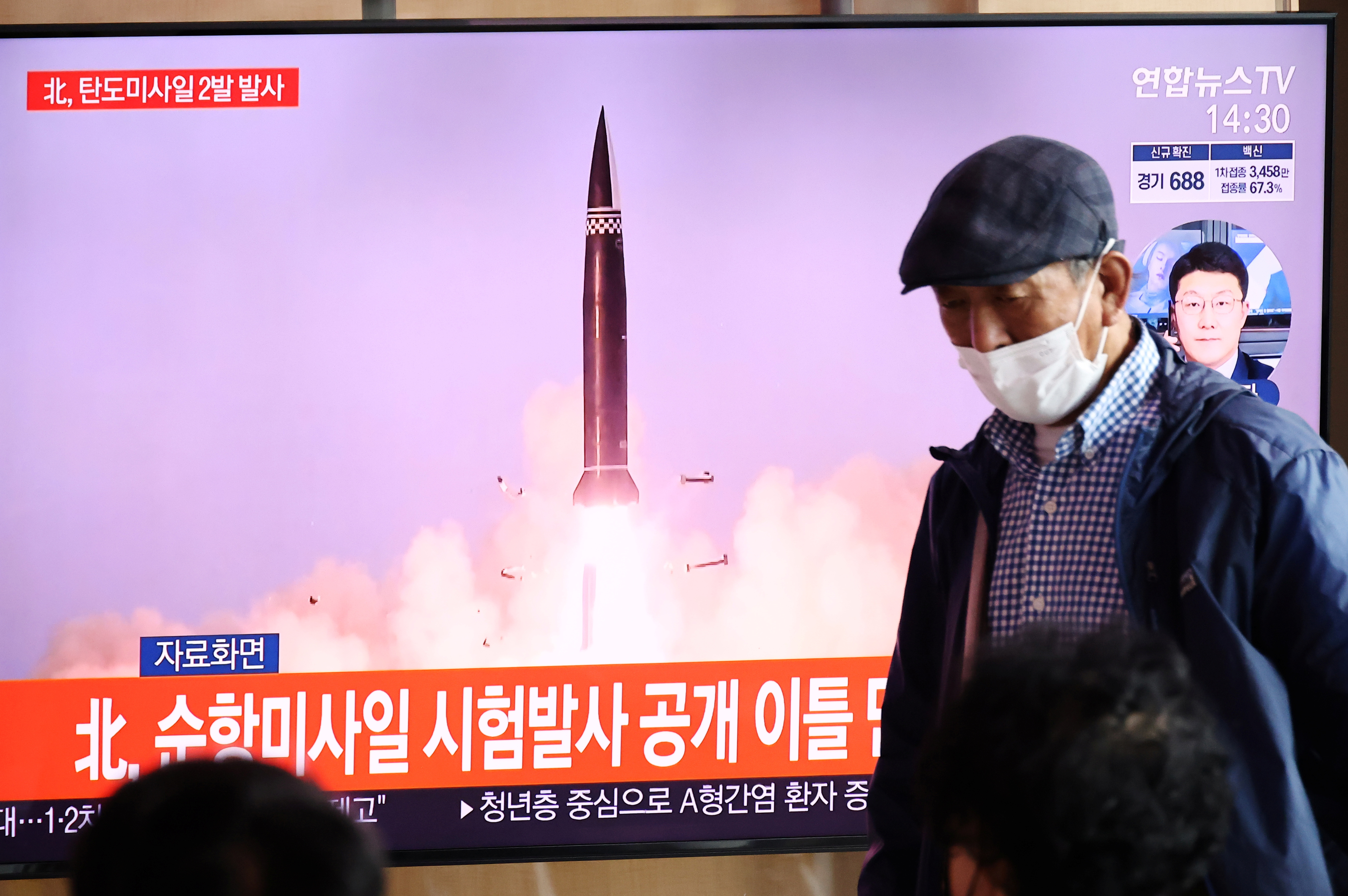 Orang-orang menonton rekaman file siaran TV dari laporan berita tentang Korea Utara yang menembakkan apa yang tampak seperti sepasang rudal balistik di lepas pantai timurnya, di Seoul, Korea Selatan, 15 September 2021. REUTERS/Kim Hong-Ji