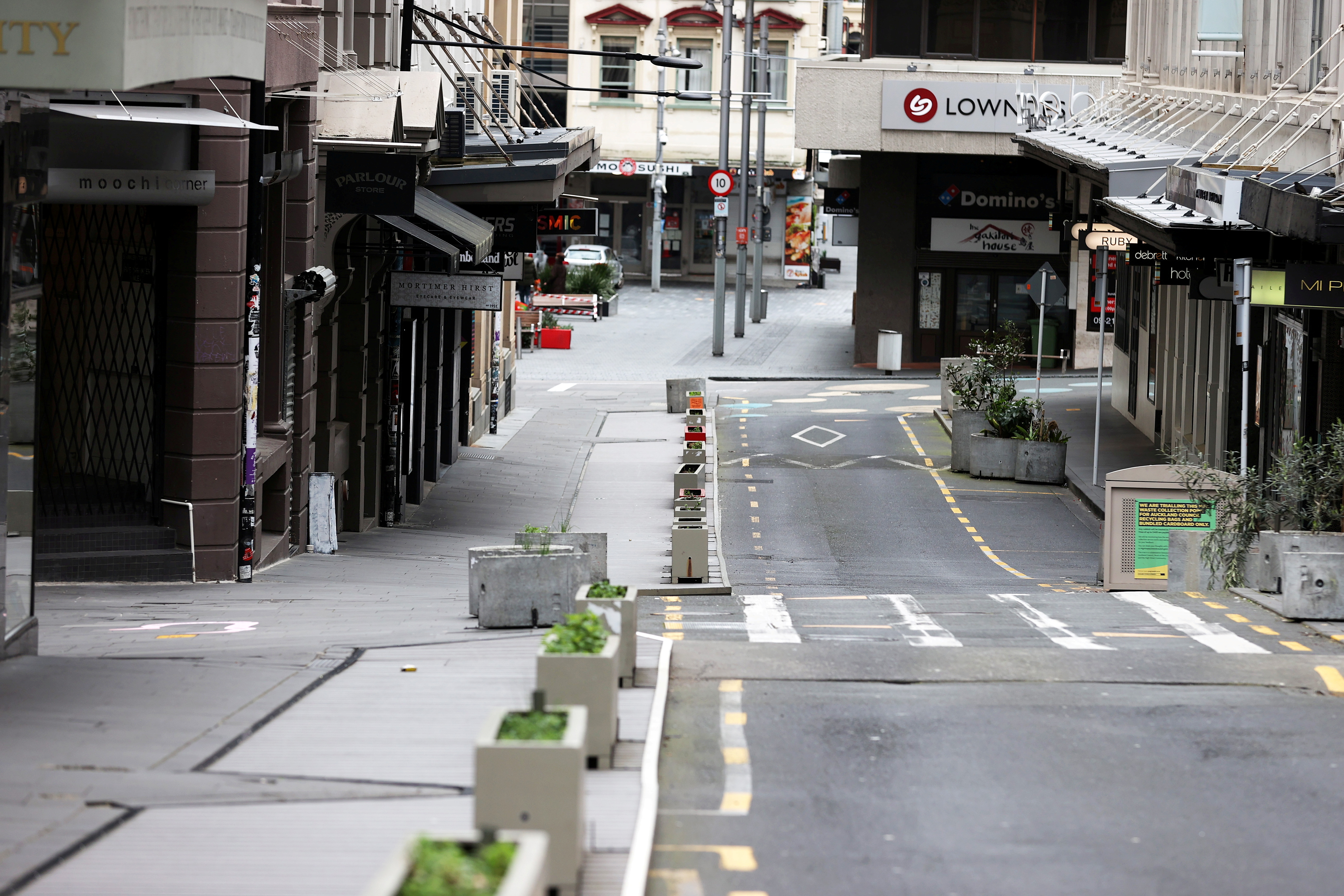 The normally bustling High Street in Auckland’s CBD is largely deserted during a lockdown to curb the spread of a coronavirus disease (COVID-19) outbreak, in Auckland, New Zealand, August 26, 2021. REUTERS/Fiona Goodall
